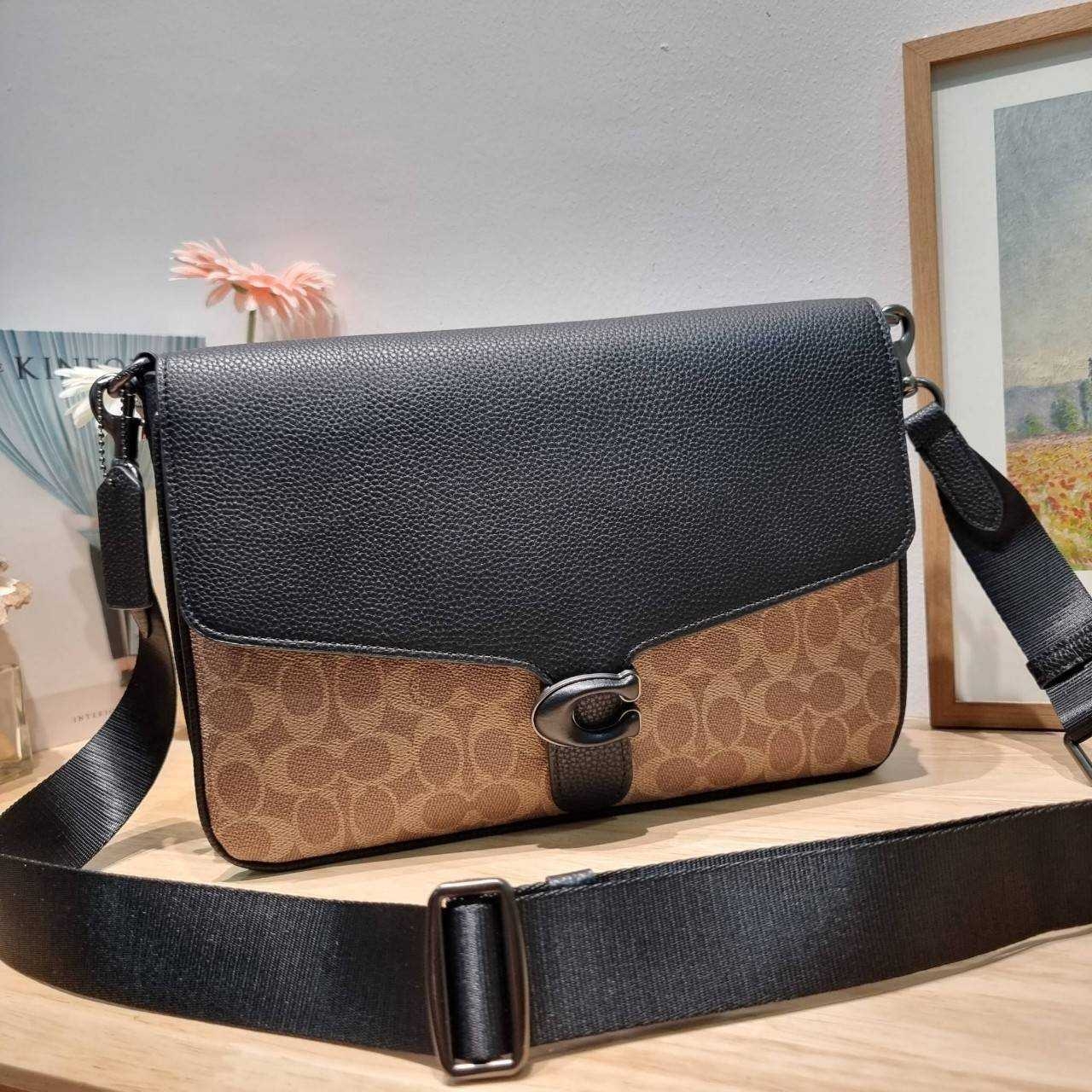 COACH Soft Tabby Messenger In Signature Canvas C8430 CH769 ไอเท็มที่หนุ่มๆต้องไม่พลาด กระเป๋าทรงแมสเซนเจอร์ใบใหญ่กำลังพอดี พร้อมด้วยสายสะพาย 2 เส้น