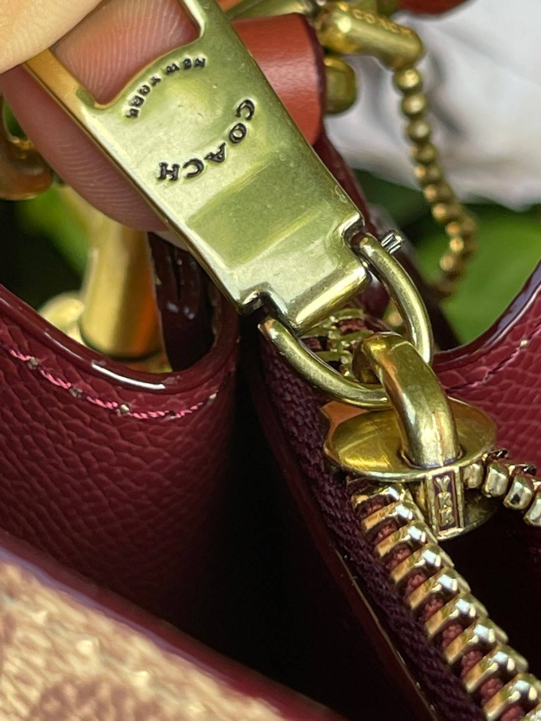 Coach Willow Bucket Bag In Colorblock รุ่นใหม่สุดปัง เป็นกระเป๋าสไตล์ใช้ได้ทุกวัน จุของได้เยอะและน้ำหนักเบา ไซส์กลางใช้หนังลายกรวด มีช่องใส่ของ 2 ช่องและมี 1 ช่องซิปตรงกลางไว้สำหรับใส่ของสำคัญ เปิดปิดแบบ turnlock ถือคล้องแขนหรือสะพายไหล่หรือสะพายข