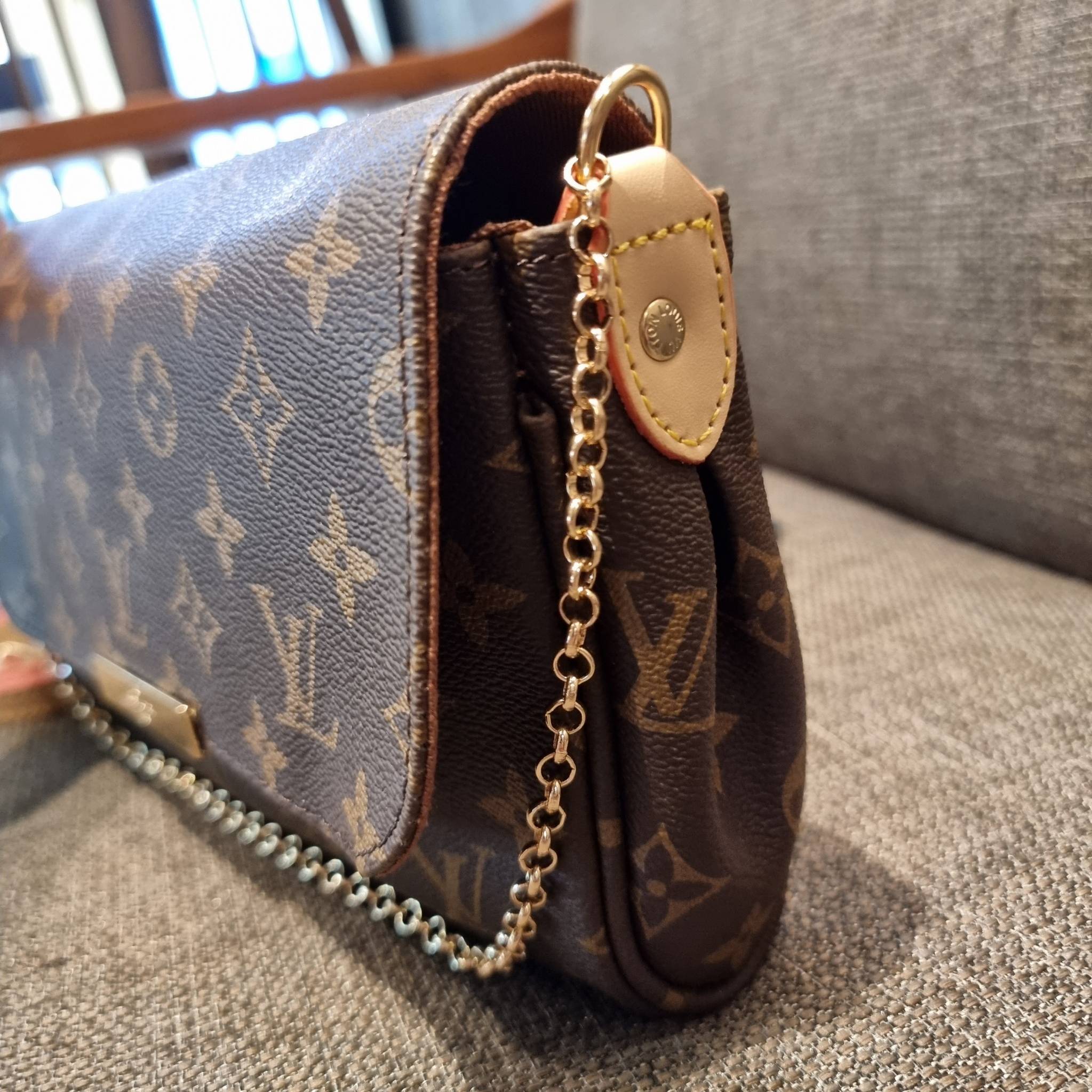 LV CROSSBODY CHAIN BAG rare item!! วัสดุหนังแคนวาส คมชัด หรู เปิด-ปิดกระเป๋าด้วยแถบแม่เหล็ก ภายในเป็นช่องโล่ง ใส่ของใช้สำคัญได้สบายๆ มือถือ พาวเวอร์แบงค์ เครื่องสำอางค์ ของจุกจิกได้หมดจ้า มาพร้อมสายสะพายโซ่ และสายสะพาย crossbody ถอดออกได้ พร้อมเสิร์ฟความส