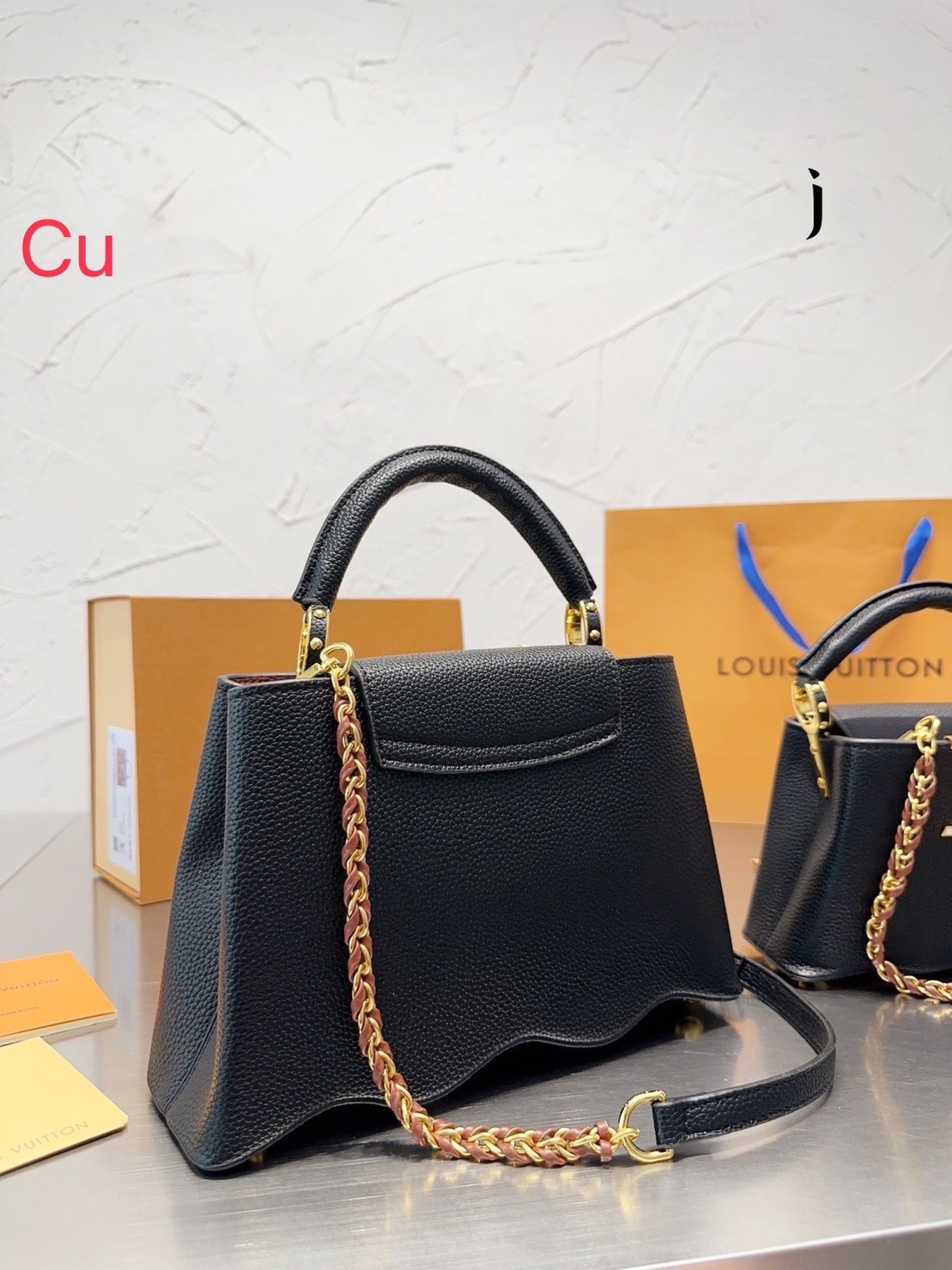 พร้อมส่ง 3 สี 🥂 LV Capucines Top Handle Bag / LV Makes Waves With Its New Capucines แบบใหม่แบบสับ น่ารักมากเว่อร์ ฐานกระเป๋าดีไซน์เวฟ โค้งน่ารัก