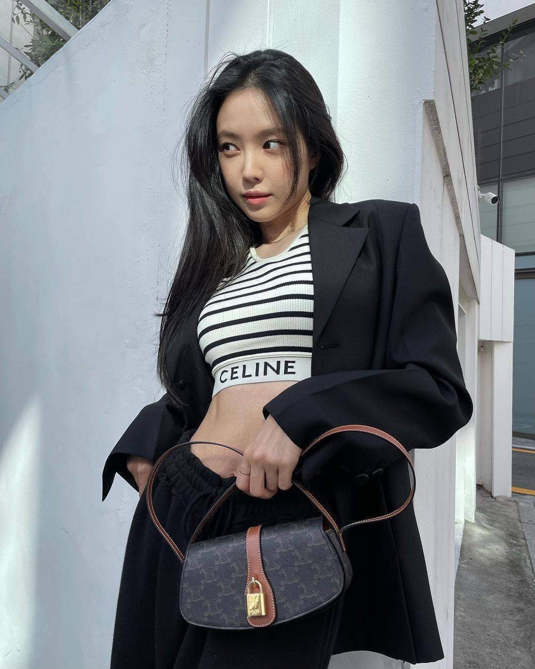 CELINE MINI CROSSBODY BAG VIP GIFT WITH PURCHASE (GWP) กระเป๋าพรีเมี่ยมกิ๊ฟ Limited Edition จาก CELINE PARFUME DUTYFREE COUNTER วัสดุ TRIOMPHE CANVAS ดีไซน์สุดคลาสสิคเปิดปิดด้วยฝาปิดแม่เหล็ก ด้านหน้าตกแต่งด้วยแม่กุญเเจแบรนด์สามารถใช้งานจริงได้ ภายในโล่งมี