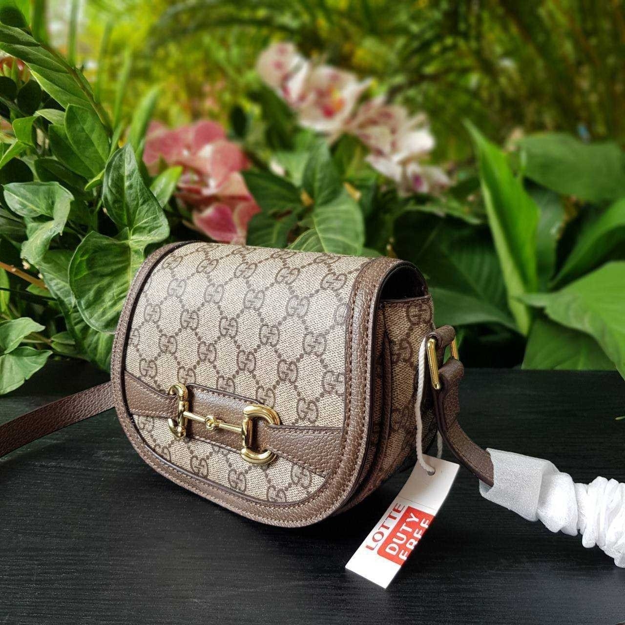 GUCCI Horsebit 1955 small shoulder bag กระเป๋าครอสบอดี้ขนาดกำลังดี ดีไซน์น่ารัก ทรงสวย ใช้ได้ทุกโอกาส สายยาวปรับระดับได้ เปิด-ปิด ด้วยกระดุมแม่เหล็ก
