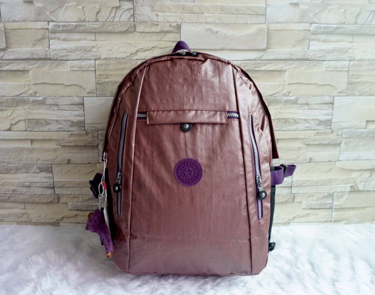 KIPLING BACKPACK K502 กระเป๋าเป้สะพายใบใหญ่ จุของได้เยอะมากๆ วัสดุ nylon + polyestor% กันน้ำ ด้านหน้ามี ช่องใส่ของจุกจิก ช่องซ้ายขวา ช่องหลักเปิดปิดด้วยซิป ภายในแบ่งเป็นสัดส่วย มีช่องแยกใส่ Laptop ใบขี้ขะได้เยอะ จะใช้ไปเรียน ไปนิมหรือท่องเที่ยวก็ตอยโจทย์ค