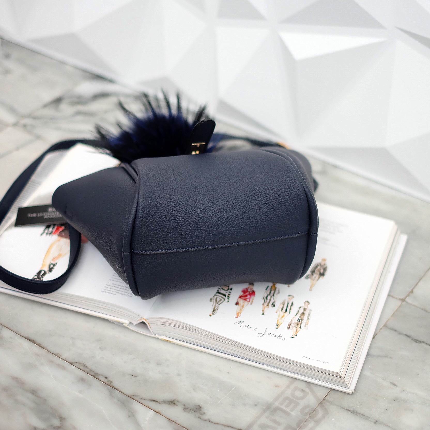 โฉมใหม่ ไฉไลกว่าเดิม 🌈everyday keep handbag 👑สวย หรู เวอร์วัง อีกแล้วค่า 👍 กระเป๋า ถือ//สะพายข้าง หนังสวยๆ มาพร้อมพวงกุญแจ ปอมปอม ฟรุ้งฟริ้ง ขนเฟอร์แท้ ยิ่งใช้ยิ่งฟูสวย น่ารักมาก เข้ากับกระเป๋าคะอย่างดี กระเป๋า เนื้อนิ่มหนา อยู่ทรง