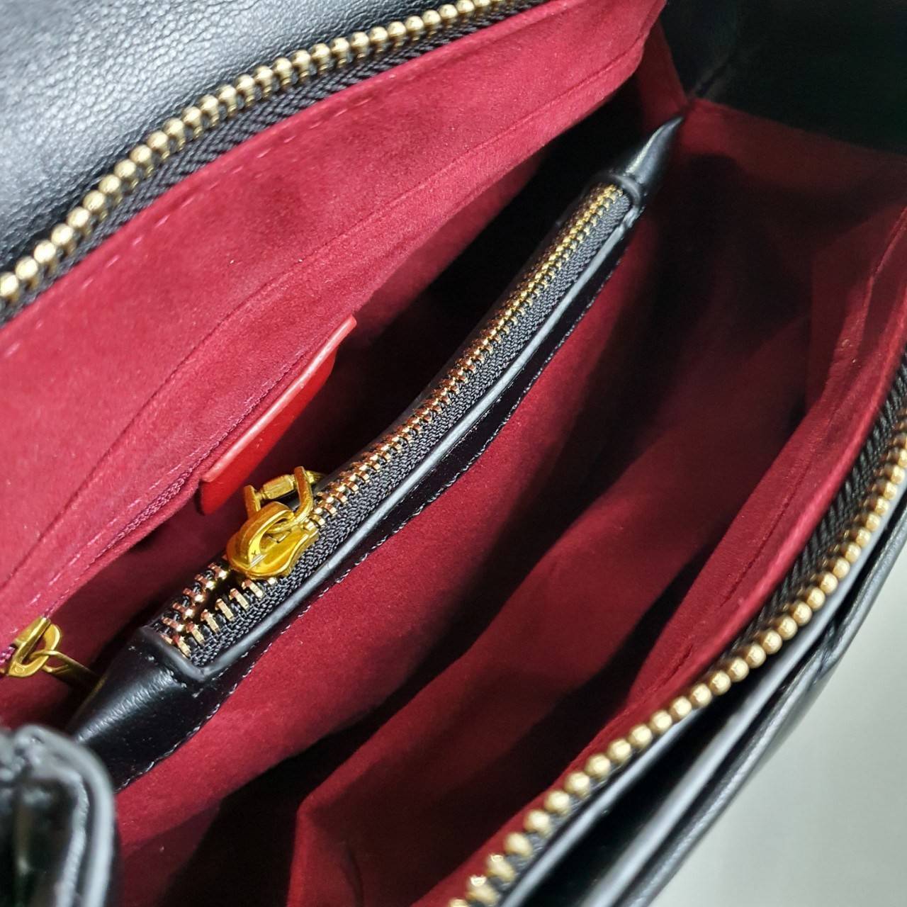 Tory Burch Kira chevron Qulited Bag กระเป๋าสะพายทรงสวย ใบขนาดเล็กกำลังดี วัสดุหนังสังเคราะห์ นิ่มมือมากกก **อะไหล่ทองวินเทจ ประดับโลโก้แบรนด์เป็นตัวล็อคด้านหน้า ด้านในบุผ้ากำมะหยี่สีแดง แบ่งช่องเป็นสักส่วน พร้อมช่องซิปกลาง สามารถใส่กระเป๋าสตางค์ใบกลาง มือ