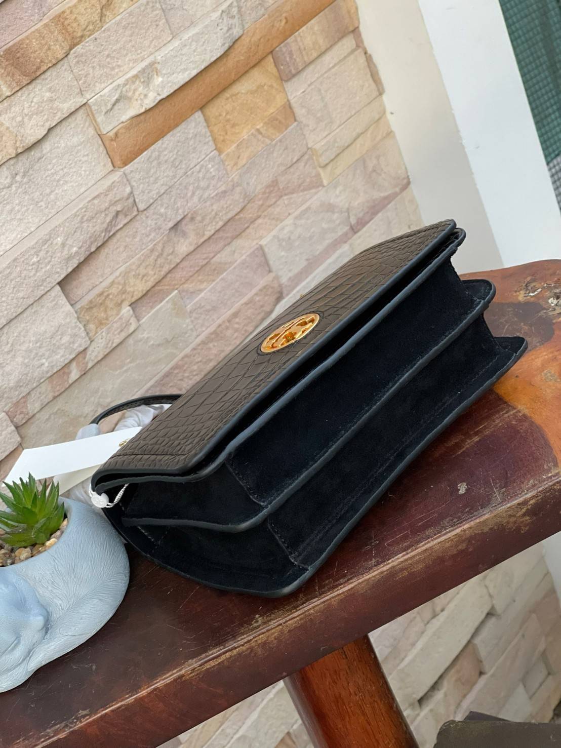 Tory Burch Black Carson Croc Embossed / TORY BURCH Carson Convertible Croc Leather รุ่นท็อปที่สาว ๆ หลายคนถูกใจ ด้วยทรงกระเป๋าคลาสสิกสุดเก๋ ใช้งานแบบไหนก็ดูดี ในลุคช์สาวหวานแบบสะพายสายคู่ หรือ ต้องการความคล่องตัวด้วยการสะพายแบบครอสบอดี้ มีดีไซน์ที่ Practi