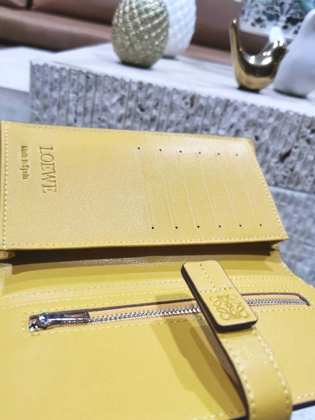 LOEWE LONG WALLET BAG วัสดุหนังแท้เทคเจอร์สวยอยู่ทรงปั้มโลโก้แบรนด์ด้านหน้าเปิดปิดด้วยกระดุม ภายในมีช่องใส่ธนบัตรหลายช่อง ช่องหลักสามารถใส่มือถือได้ มีช่องซิปใส่เหรียญ ช่องใส่ธนบัตรใส่แบงก์พันได้ สวยน่าใช้ พร้อมส่งที่ไทยสุดคุ้มห้ามพลาด!