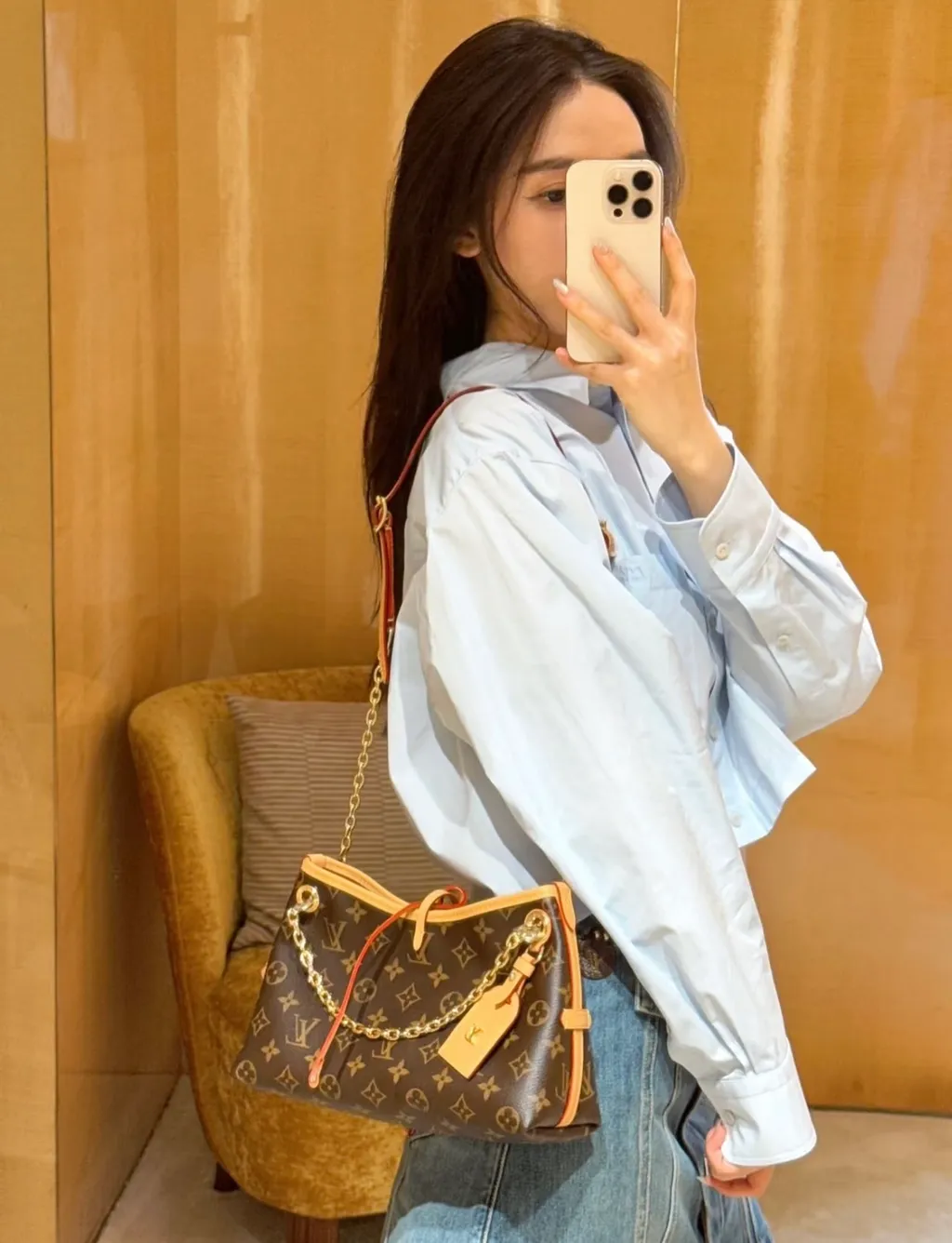 LV CarryAll BB bag กระเป๋าสะพายแครี่ออล ไซส์ใหม่ ดีไซส์ใหม่สุดไอคอนิกปรับโฉมใหม่ประจำฤดูกาลในดีไซน์สุดชิค ตกแต่งสายโซ่สีทองงดงามด้วย Monogram Flower