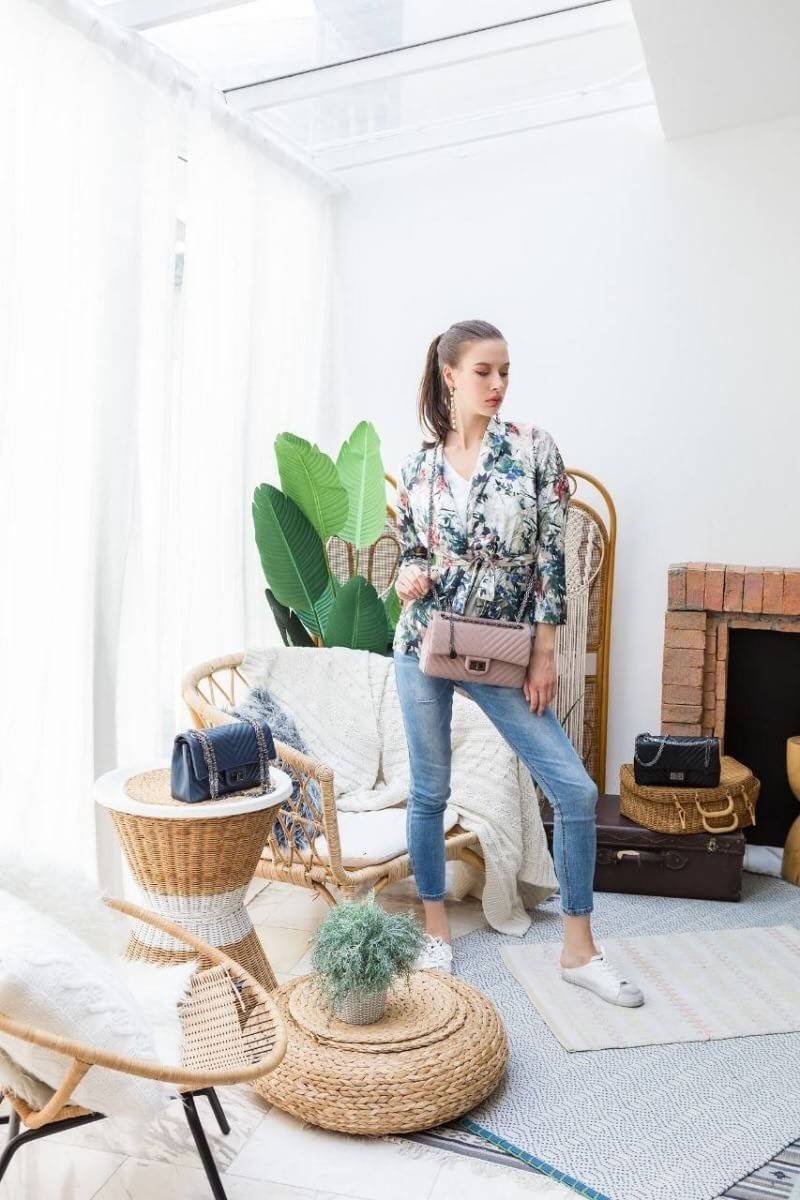 KEEP shoulder chevron chain handbag ( อะไหล่ รมควันดำ ) สวย หรู มากๆ เลยน๊า กระเป๋าอยู่ทรง ใครชอบส่งวันนี้ห้ามพลาดเลยนะคะ สายโซ่สะพายสบายคะ สายปรับ สั้น ยาวได้คะ ภายในสีแดง มีช่องใส่ของจิกจิงหลายช่องแบ่งเก็บของเป็นสัดส่วนมากๆคะ *ใบจริงสวยมาก เข้ากับชุดได้