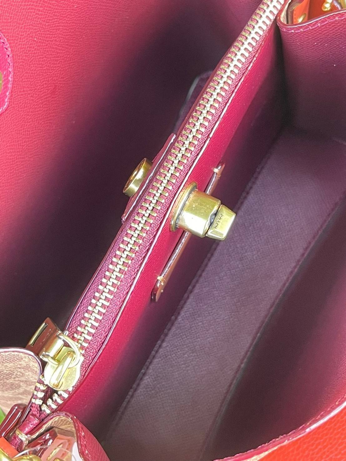 Coach Willow Bucket Bag In Colorblock รุ่นใหม่สุดปัง เป็นกระเป๋าสไตล์ใช้ได้ทุกวัน จุของได้เยอะและน้ำหนักเบา ไซส์กลางใช้หนังลายกรวด มีช่องใส่ของ 2 ช่องและมี 1 ช่องซิปตรงกลางไว้สำหรับใส่ของสำคัญ เปิดปิดแบบ turnlock ถือคล้องแขนหรือสะพายไหล่หรือสะพายข