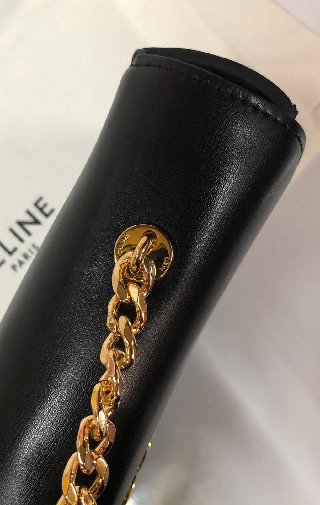 หนังแท้ CELINE CHAIN BAG TRIOMPHE IN SHINY CALFSKIN BLACK ก็ปังๆ ยาวๆ ไปเลยสิค่ะ งานหนังแท้ทั้งใบสวยหรู สวยมากกก เก๋มาก ต้องมีแล้วค่าา แบบใหม่ล่าสุด งานพึ่งเข้ามาน้อยน้าา ราคาดีไปอีก ภาพสินค้าถ่ายจากงานขายจริง ใช้งานต่างประเทศได้เลยค่าา