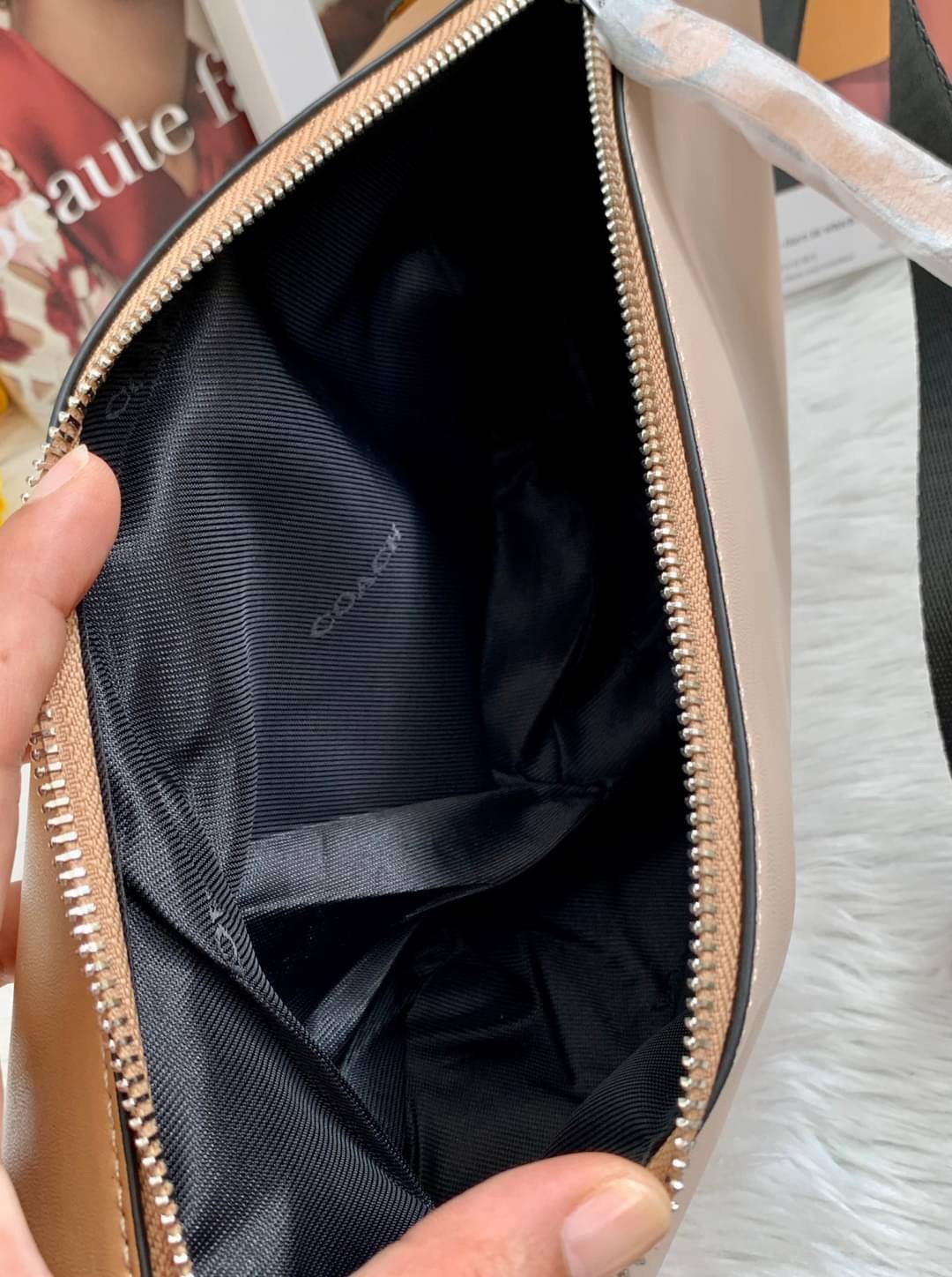 OUTTLET 】Rivington Belt Bag In Colorblock With Coach Patch (F959) Silver รุ่นที่ถามกันมาเยอะเลยคะ! สวยงามใช้ได้ทั้งชาย//หญิงเลยจร้า 🌈 Coach Belt Bag ใบใหญ่คะ! กระเป๋าคาดอกด้านหน้า//คาดไปทางด้านหลัง//หรือคาดเอวได้ ตามแต่ความถนัดได้เลยนะคะ หนังแท้ น