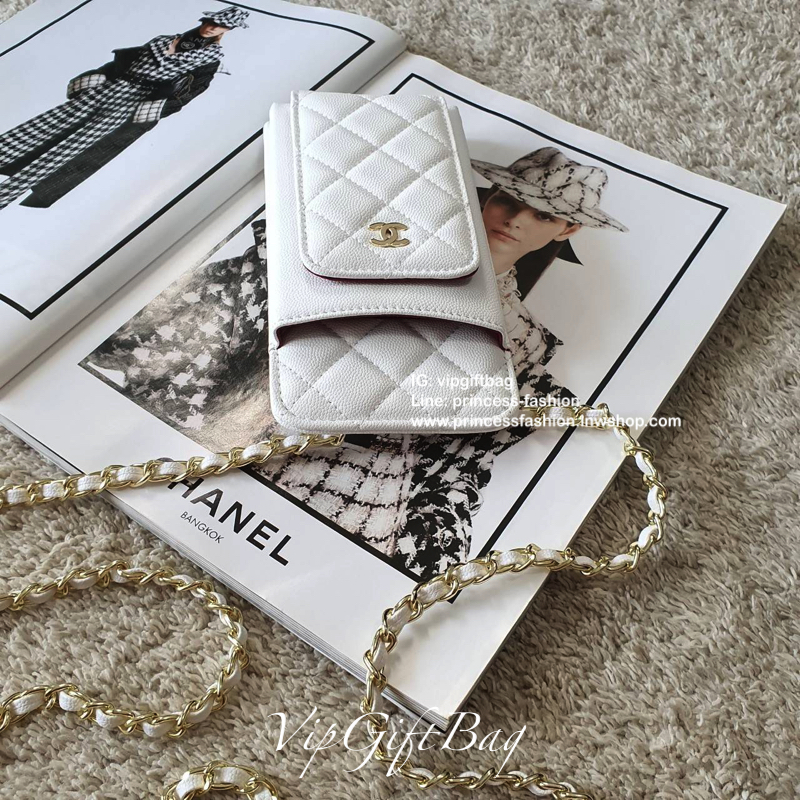 NEW ARRIVAL!! CHANEL VIP GIFT WOC BAG กระเป๋าสตางค์คล้องคอ/ Crossbody ที่กำลังมาแรงมาในตอนนี้ ตัวกระเป๋าเป็นกระเป๋าสตางค์หนังพียูลาย CAVIER **อะไหล่ทองทั้งใบ ด้านหน้าใส่ iphone+ ได้ เปิดปิดด้วยกระดุมแม่เหล็ก สามารถใส่บัตรได้อีก4ใบด้านใน พลิกมาด้านหลังมีช่