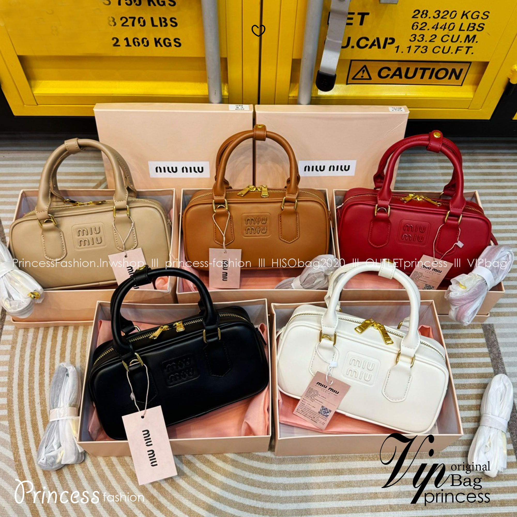 MIU MIU Arcadia leather bag 22cm Regular Size กระเป๋าถือ/สะพายสุดชิคมากในตอนนี้ ดีไซน์เรียบแต่มากมีอยู่จริง สวยดูแพง แมทชุดได้ง่ายสุด มินิมอลมินิใจ หูจับในตัวง่ายและสะดวกพกพา