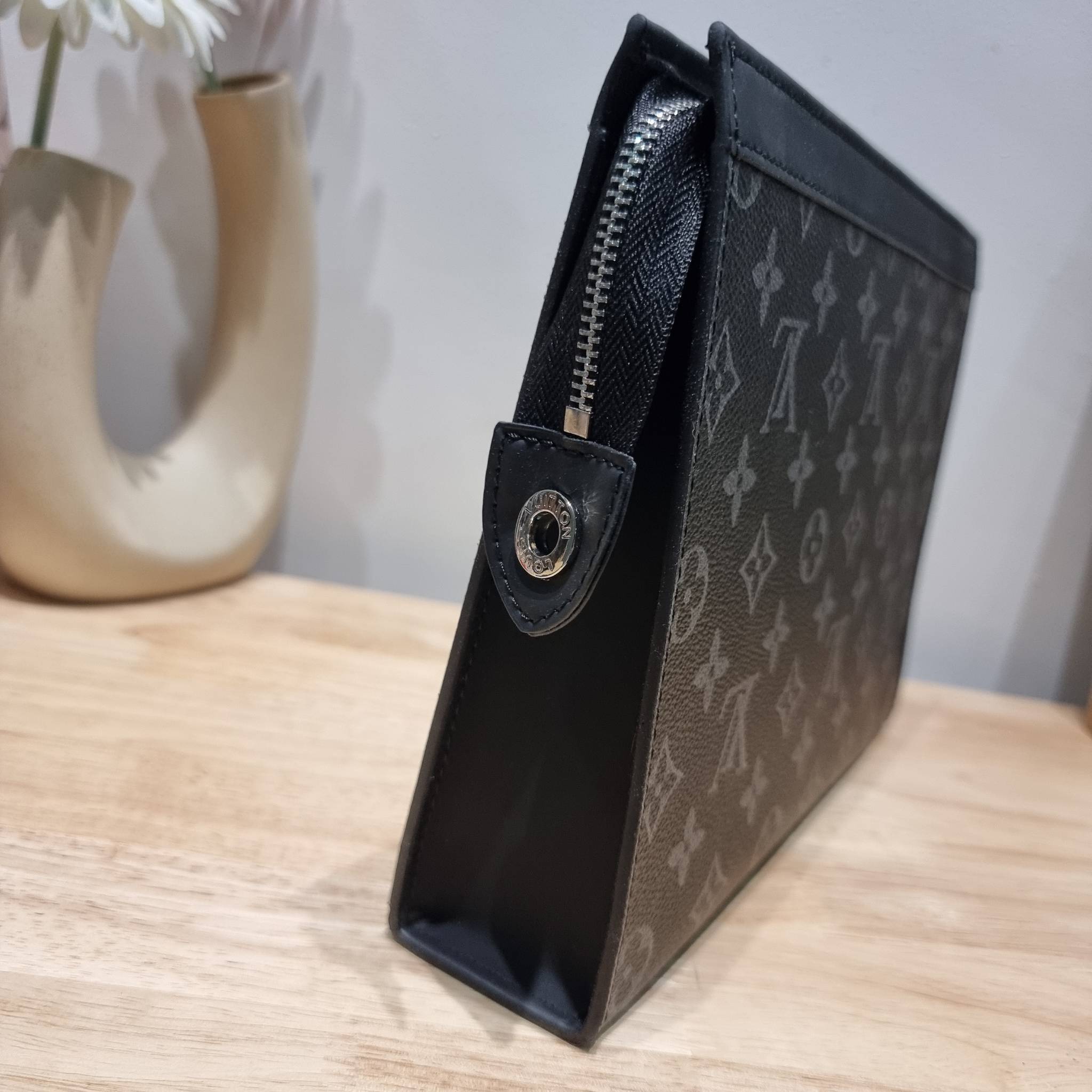 LV POCHETTE VOYAGE SET BAG / LV gift box สุดยอดไอเท็มใน box set ที่เหมาะแก่การเก็บสะสม หรือจะส่งให้เป็นของขวัญในช่วงปีใหม่ก็ดีงามที่สุด จัดให้ทั้งกระเป๋าคลัทช์สีคลาสสิค กระเป๋าเก็บกุญแจ ที่จัดสรรให้พกพาได้ง่ายไม่เกะกะ และเข็มขัดเข้าเซ็ทคุมโทนได้ดีเยี่ยม แ