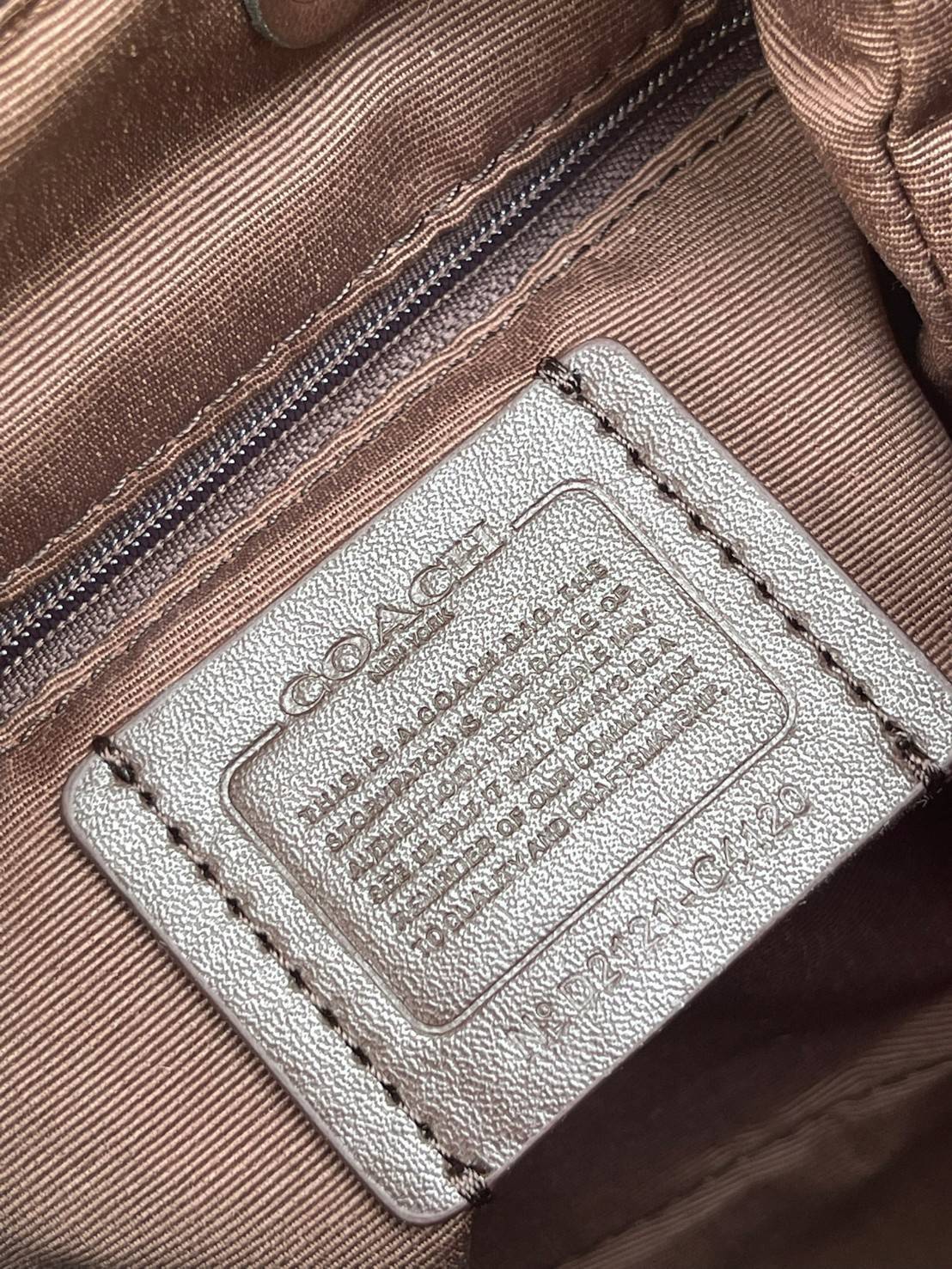COACH PENNIE BACKPACK 22 IN SIGNATURE CANVAS(C4120) เป็นกระเป๋าอีกประเภทหนึ่งที่ Coach ผลิตและออกแบบได้อย่างมีเอกลักษณ์ สาว ๆ คนไหนที่ชอบพกของเยอะและต้องการกระเป๋าที่ให้ความคล่องตัว ทะมัดทะแมง ต้องเป็นกระเป๋าเป้แบบนี้เลยค่ะ แม้จะให้ลุคที่ทะมัดทะแมง แต่ก็ม