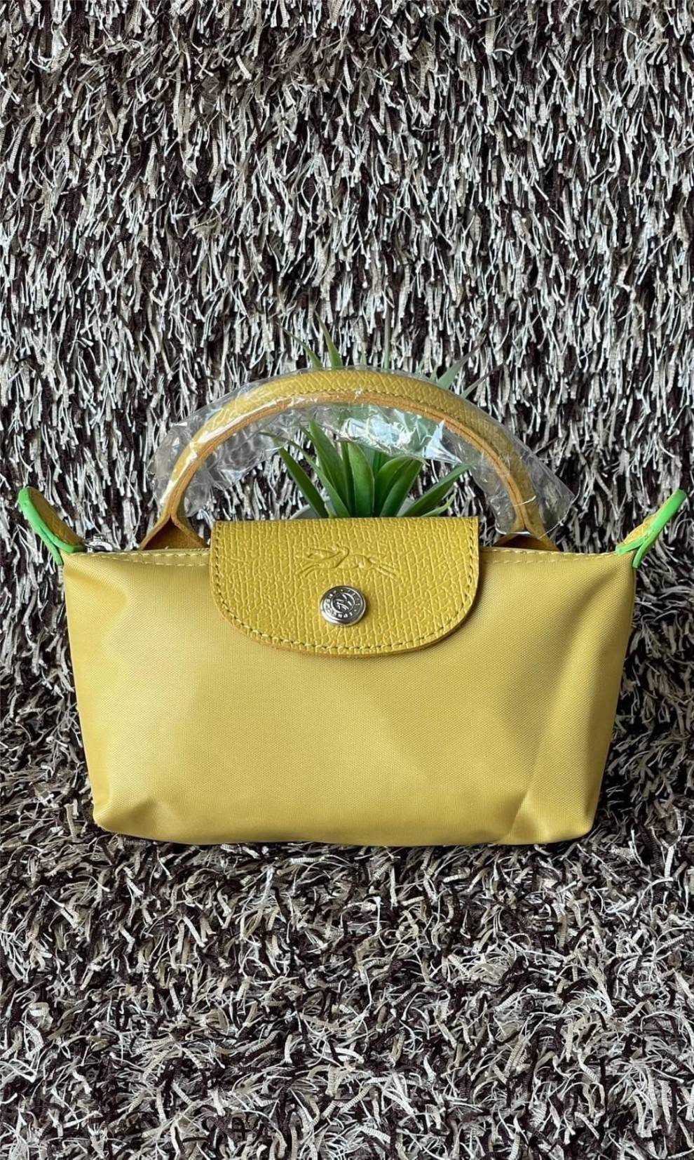 LONGCHAMP LE PLIAGE ORIGINAL Pouch with handle กระเป๋าถือขนาดมินิทรงpouch ให้ความหรูหราจาก Le Pliage (เลอ ปลิยาจ) ในขณะที่ที่ปิดแบบซิปช่วยให้คุณมั่นใจได้