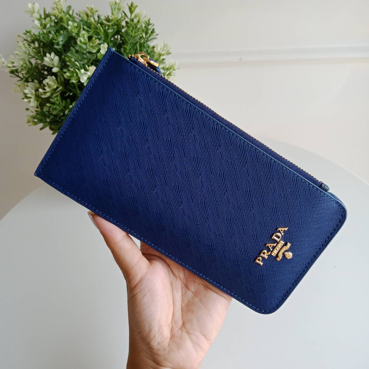 Best Seller รุ่นขายดีเว่อร์วัง♡♡ **สำหรับคนชอบใส่บัตรเยอะ แนะนำรุ่นนี้คะ งานพรีเมี่ยมกิ้ฟท์จากเค้าเตอร์ต่างประเทศ กลับมาพร้อมส่งครบสี อีกครั้งค่า กระเป๋าสตางค์ทรงสวย สะดุดตา หนังสัมผัส Safiano จากแบรนด์ PRADA มีช่องใส่นามบัตรมากถึง 16 ช่อง ด