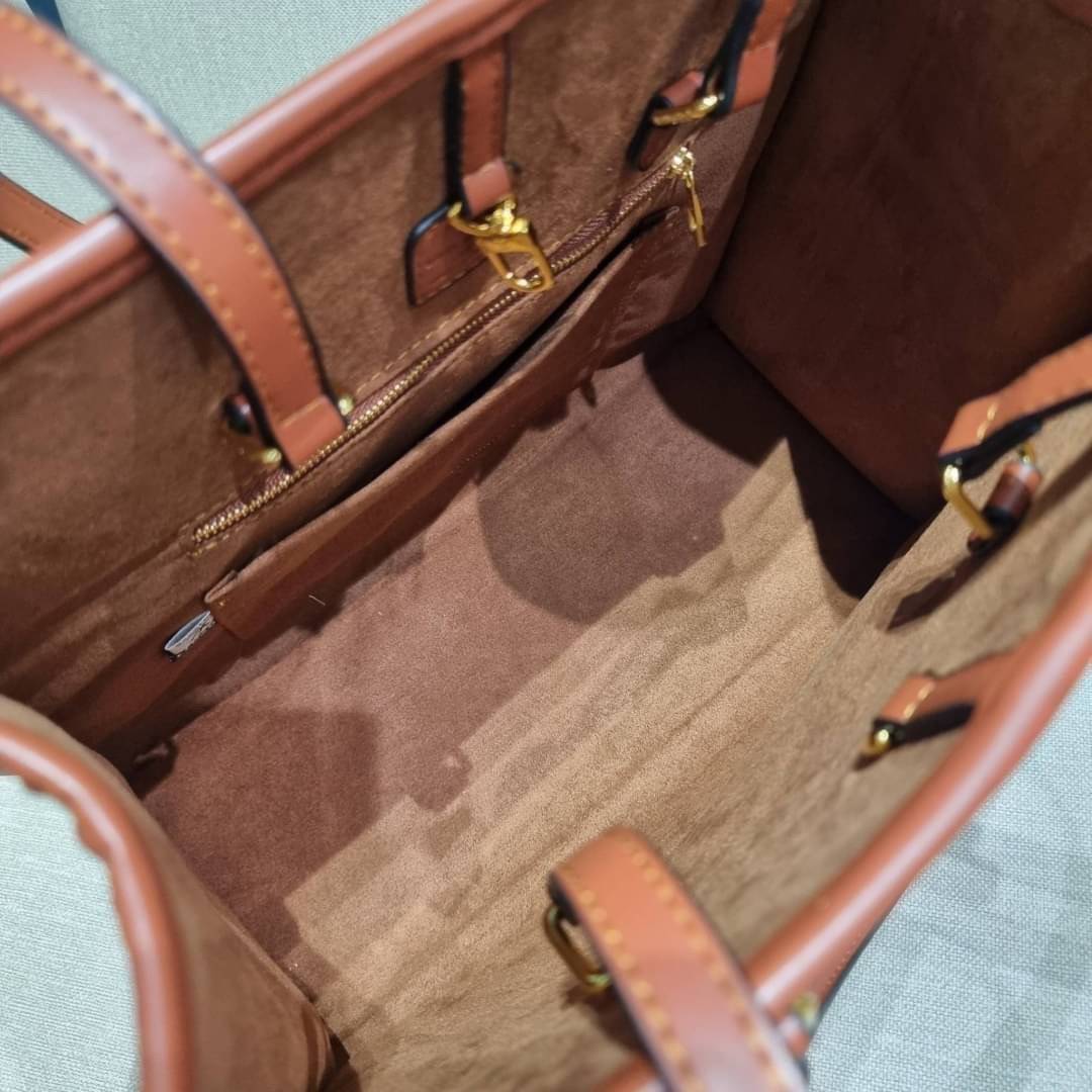 VIP 🥂 LV RAFFIA TOTE BAG ไอเท็มเอ็กซ์คลูซีพใหม่ล่าสุดก่อนใคร กระเป๋าสะพายใบใหญ่รุ่นลิมิเต็ด หายาก ด้วยวัสดุสังเคราห์จากธรรมชาติ สานเต็มใบออกมาเป็นลวดลายสวยงาม และยังโดดเด่นด้วยโลโก้ สีโทนอุ่น ทำให้ไอเท็มนี้ ดูดีน่าค้นหา ด้วยทรงโท้ทที่ทำให้สามารถจั