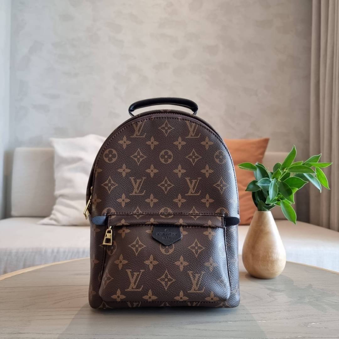 LV Backpack Size Small | สายสะพายเล็ก ถอดได้ LV palm springs New in!! เข้าแล้วกับไอเท็มยอดฮิต หรูหราพร้อม box set สุดสวย ที่สุดของความคุ้มค่า LV palm springs กระเป๋าแบ็คแพ็ค มาให้เลือก 2 ไซส์ ขายดี วัสดุหนังแคนวาสคุณภาพดี มีช่องซิปแบ่งสัดส่วน ใบเล็กสายวะพ