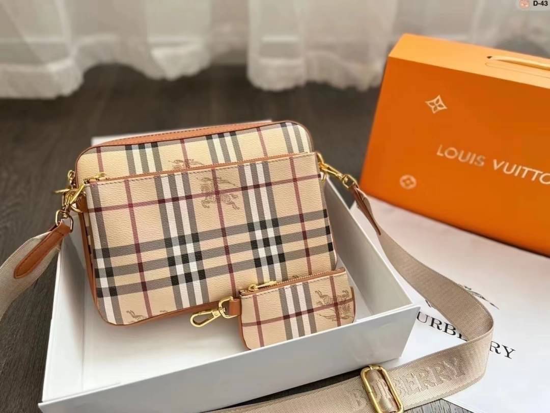 BURBERRY VINTAGE BAG / Burberry Crossbody Bag / Burberry Vintage Check And Leather Crossbody Bag กระเป๋าสะพายลายวินเทจ สวยคลาสสิก รุ่น unisex ใช้ได้ทั้งชาย/หญิง มาพร้อมใบเล็กน่ารัก โทนสีใช้งานง่าย หลายโอกาส