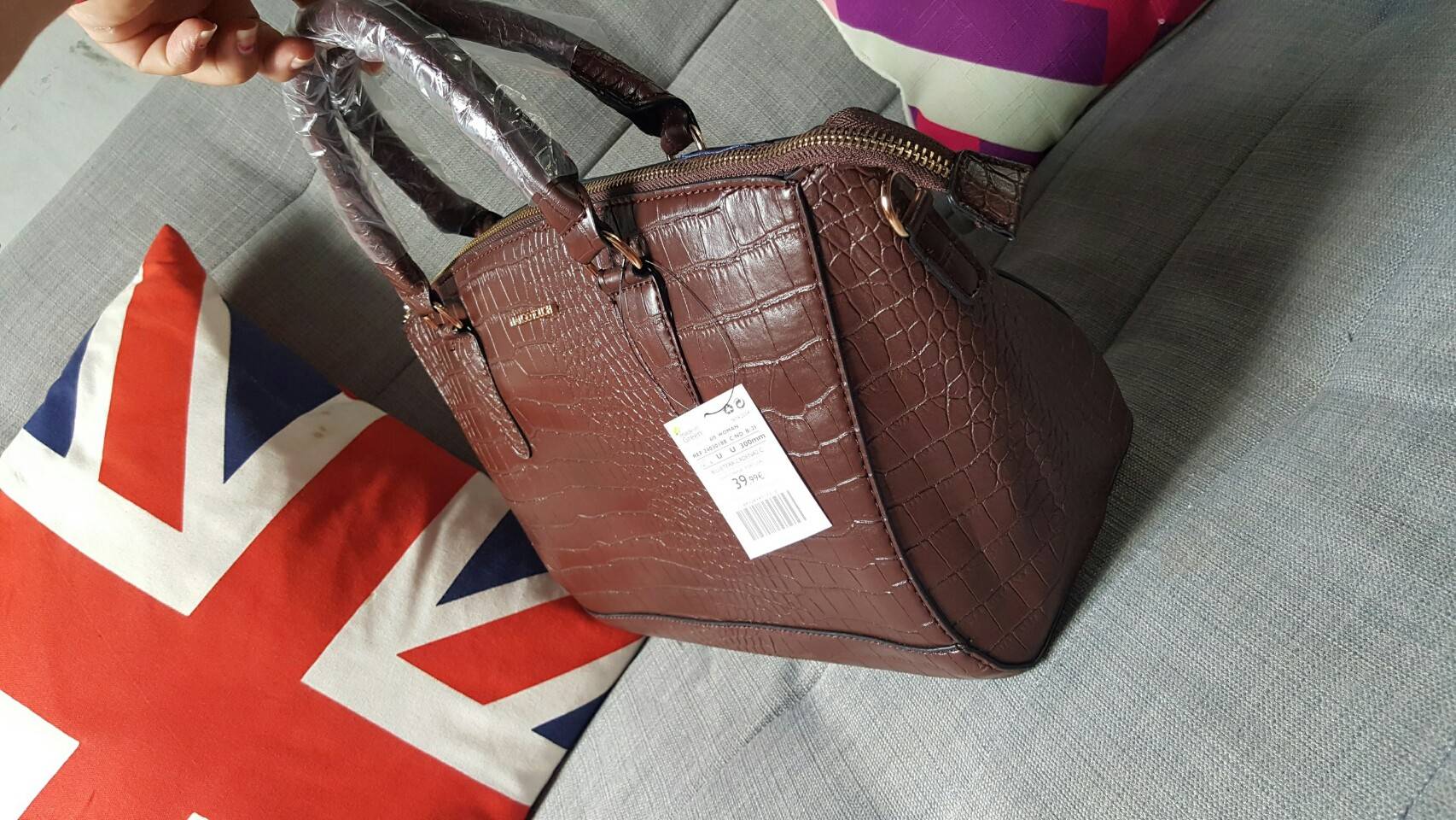 Mango touch croc tote bag กระเป๋าสะพายสุดคลาสิค ทรงสุดหรู New Collection ยี่ห้อ MANGO TOUCH แท้ รุ่น Croc Tote Bag วัสดุหนังลายปั๊ม หนังจระเข้ ตั้งอยู่ทรงสวย อะไหล่ทองทั้งใบออกแบบหนังแบนเวลาวาง แต่งให้หรู ด้วยอะไหล่ทอง ทั้งใบ มาพร้อมสายสะพายยาวปรับได้ค่ะ 