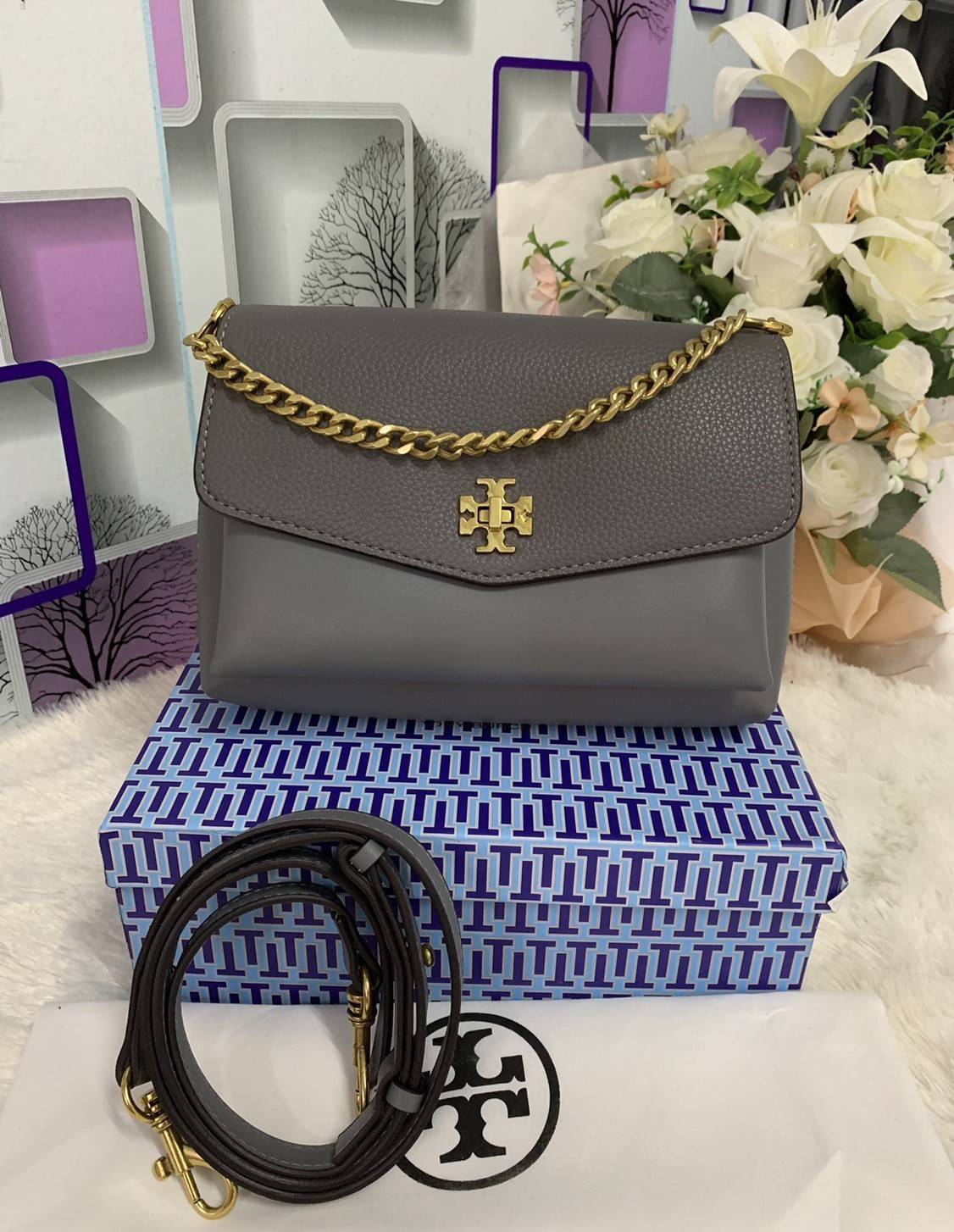 TORY BURCH KIRA MIXED-MATERIALS TOP-HANDLE SATCHEL กระเป๋าสะพายข้าง วัสดุหนังแกะสังเคราะห์ อะไหล่ทอง ด้านหน้าประดับโลโก้แบรนด์ ตกแต่งสายโซ่ห้อยสีทอง (สามารถถอดออกได้) เปิด-ปิดด้วยตัวล็อคหมุน ภายในโล่งกว้าง ซับในบุผ้าลายแบรนด์ แบ่งออกเป็น 3 ช่องใหญ่ พร้อมช