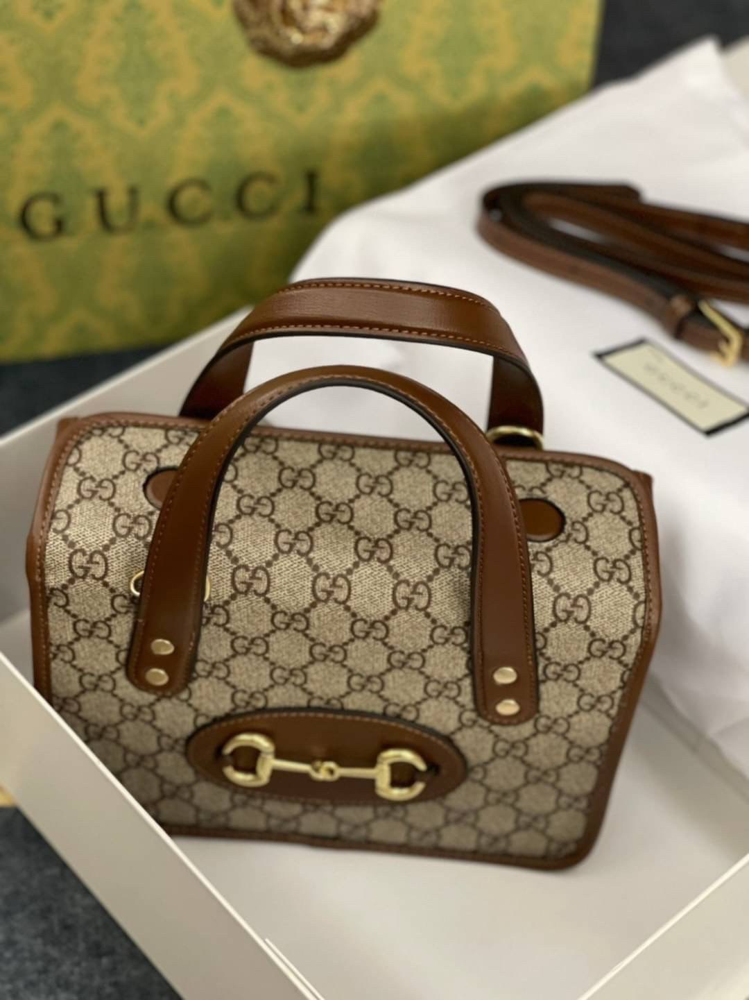หนังแท้ GUCCI Horsebit 1955 leather-trimmed printed coated-canvas shoulder bag คอลเลคชั่นใหม่ล่าสุด ดาราเซเลปใช้กันเพียบ กระเป๋าถือ (ไม่มีสายสะพาย) ดีไซน์สวย เชื่อได้เลยใบนี้สาวๆต้องหลงรัก จนวางไม่ลงเลยน้า