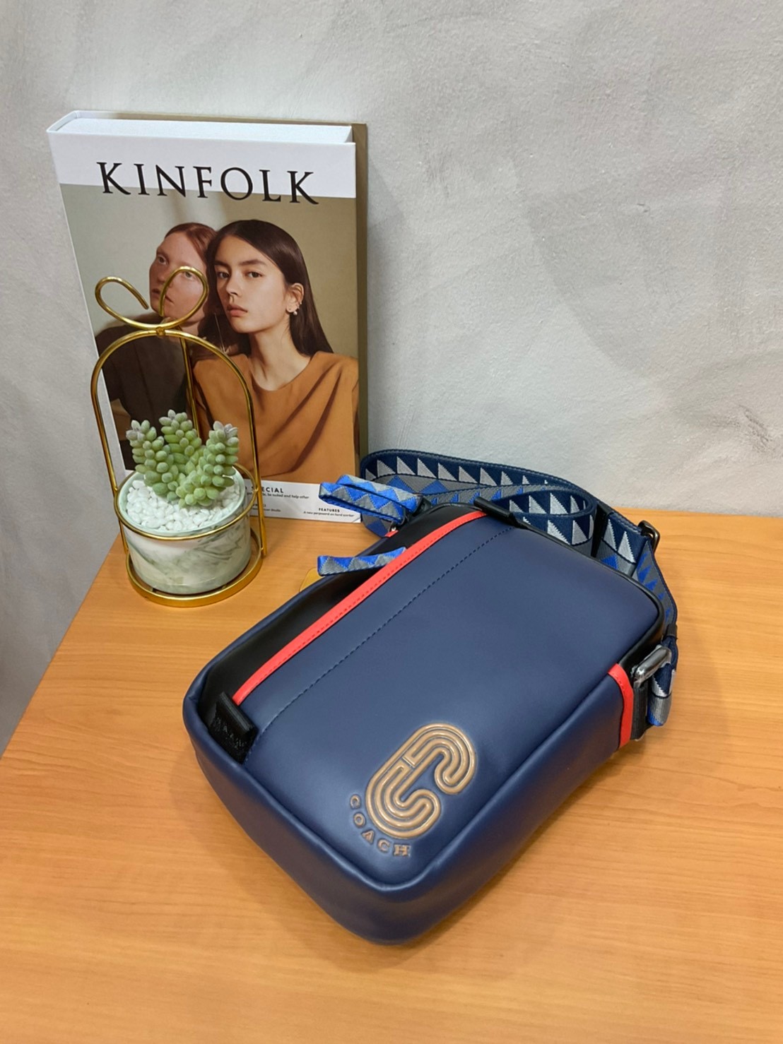 COACH NORTH/SOUTH EDGE CROSSBODY (COACH 5626) IN SIGNATURE CANVAS (COACH 6788) กระเป๋าสะพายผู้ชาย กระเป๋าสะพายรุ่นใหม่ ชนช็อป (!!)รุ่นหายาก สี COBALT MULTI วัสดุทำจาก หนังลูกวัวแท้ เนื้อเรียบ พิมพ์ลาย ขนาดกำลังดี