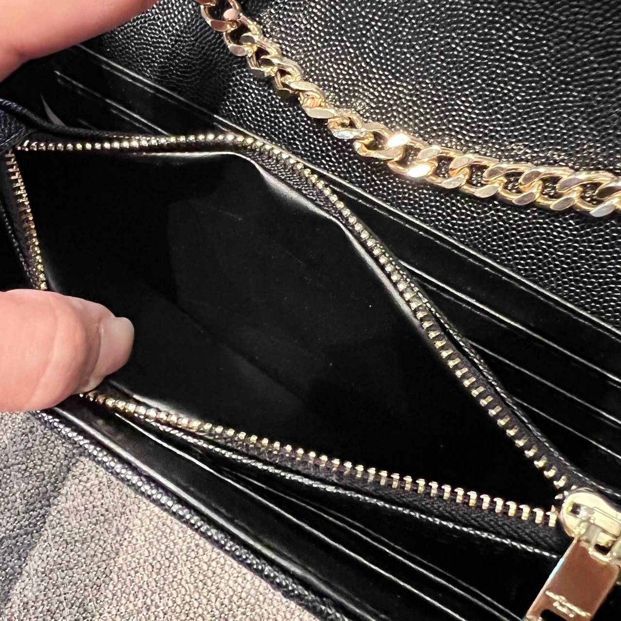 ไม่เคยผิดหวังจริงๆ!! กับรุ่นที่สาวๆรู้กัน Yves Saint laurent clutch bag with chain กระเป๋าสะพายทรง woc สุดฮอต ดีไซน์เรียบหรู โดดเด่นด้วยโลโก้ด้านหน้า เพิ่มดีเทลความผู้ดี วัสดุหนัง pepble ทนทาน ใช้งานง่ายเพียงแค่เปิด-ปิดด้วยกระดุมแม่เหล็ก ภายในแบ่งสัดส่วนไ