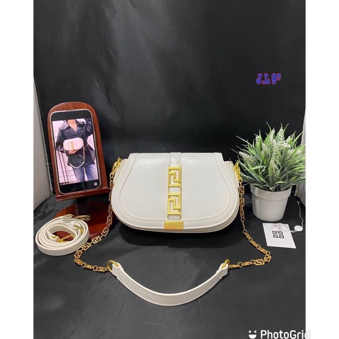 Versace Small Greca Goddess leather shoulder bag สัมผัสกระเป๋าสุดไอคอนิกอย่าง “Greca Goddess” พร้อมลวดลายที่สะท้อนตัวตนในรูปแบบใหม่ของ Versace ที่บอกเล่าเรื่องราวฉบับใหม่ของเเบรนด์ได้อย่างน่าหลงใหล