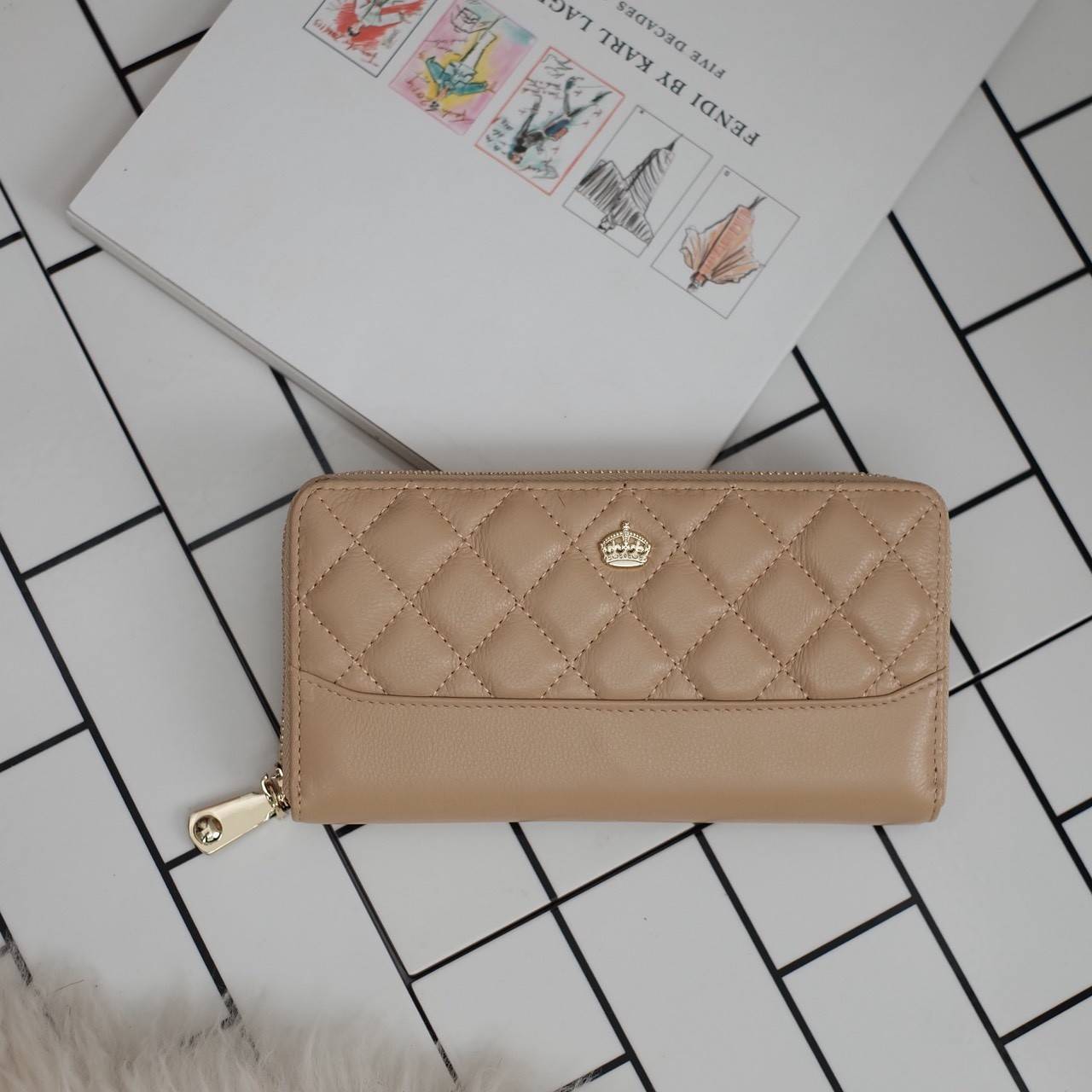 กระเป๋าสตางค์ Size ยาว ซิปรอบ สวยรับเงินมากใบนี้ คอนเฟิร์ม 💵💵 ใครกำลังหากระเป๋า size ห้ามพลาดนะคะ หนังสวยจริงๆ หนังวัวแท้ ตีตาราง นิ่ม ฟู ใช้หนังเกรดดีที่สุด สวยมาก KEEP • Super Rich ( Long )• กระเป๋า สตางค์ขนาดยาว ซิปรอบ ภายใน จุของคุ้ม ใ