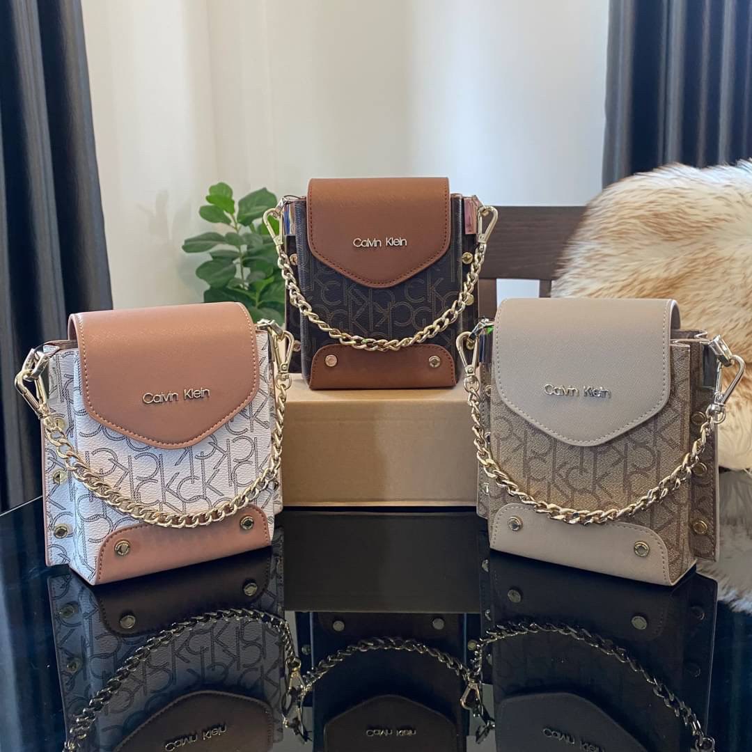 CALVIN KLEIN JEANS crossbody bag กระเป๋าถือหรือสะพาย ลายซิกเนเจอร์แบรนด์ทั้งใบ เปิด-ปิดกระเป๋าด้วยกระดุมแม่เหล็ก ด้านในแบ่งเป็น 2 ช่องหลัก และมีช่องเล็กใส่ของจุกจิก ซับในลายแบรนด์อย่างดี มาพร้อมสายสะพายยาวปรับระดับได้ฟรีไซต์ สามารถใช้ได้หลากหลายโอกาสค่ะ