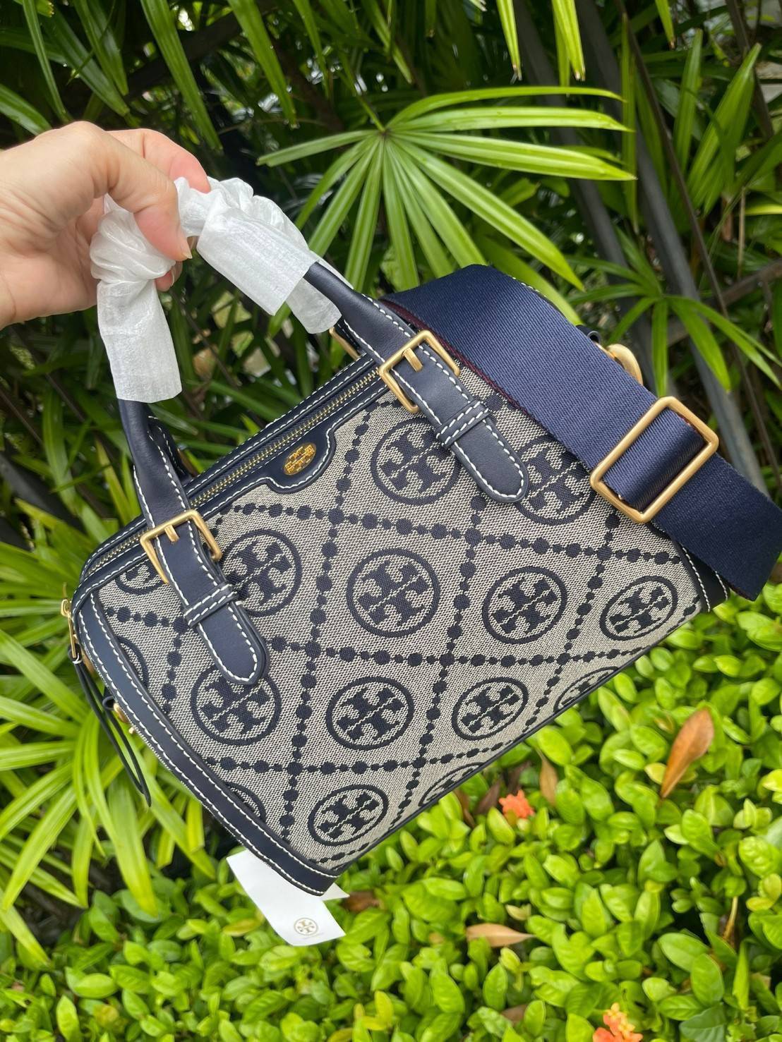 Large: Tory burch T Monograme Jacquaed Duffle เป็นทรงกระเป๋าที่มีความฮอตฮิตตลอดกาล ด้วยรูปทรงคลาสสิคและเหมาะใช้งานเข้ากับทุกสถานการณ์ ไม่ว่าจะเป็นกระเป๋าสะพายไหล่ เพิ่มความคล่องตัวและเข้าได้กับทุกลุค ไม่ว่าจะเป็นวันสบายๆ หรือวันที่ต้องออกไปทำกิจกรรมลุยๆ ห