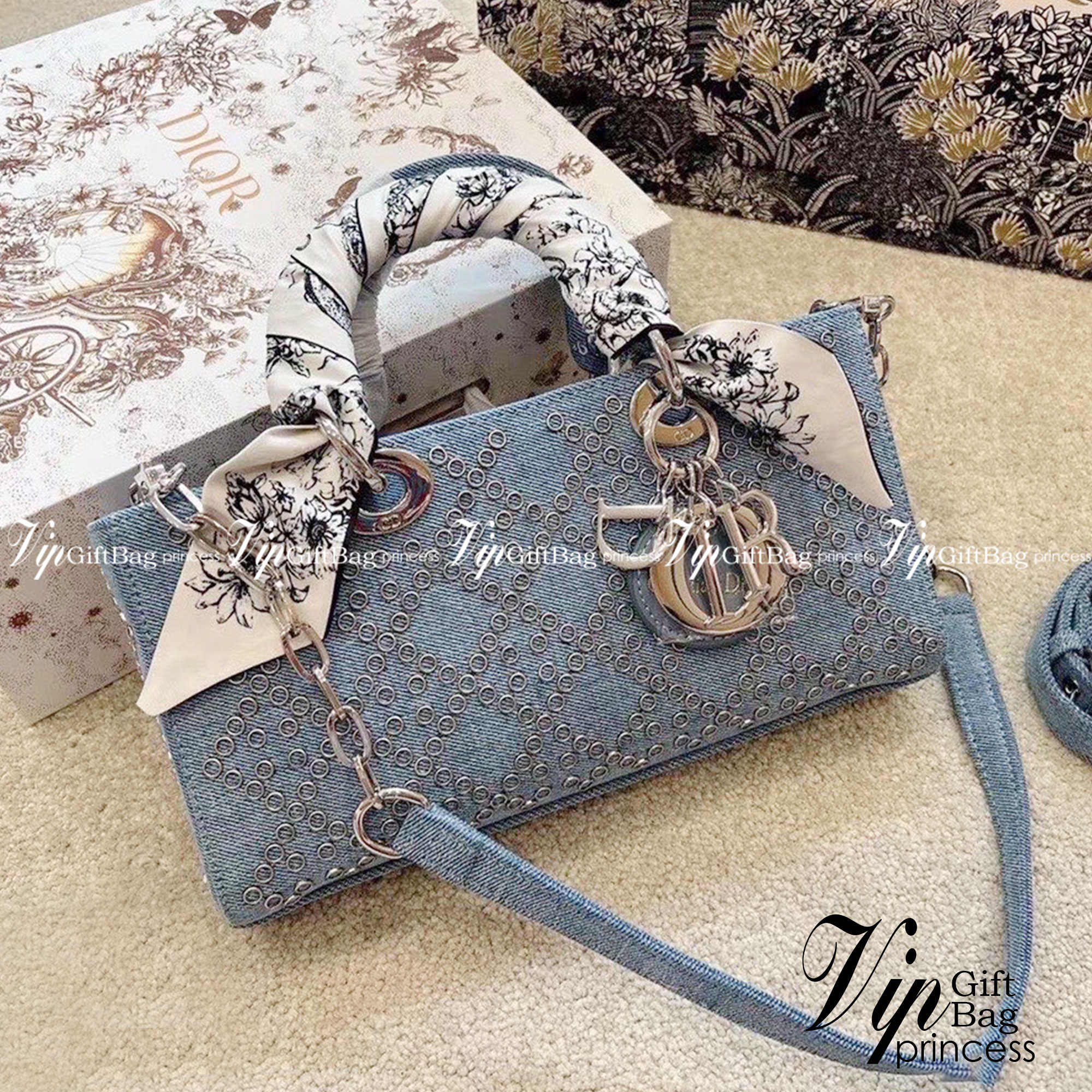DIOR D-Joy Bag Cannage Denim / Dior Lady Bag กระเป๋าสะพายดิออร์ใบนี้คือราชนิกุลมากแม่ความเลดี้ดิออร์ที่เกินต้าน งานชนช้อปปังสุด ถือสลับแท้ไม่โป๊ะแน่นอน ราคาเบาสุด ภาพถ่ายจากงานจริง สวยเหมือนในรูป พร้อมส่งที่ไทย