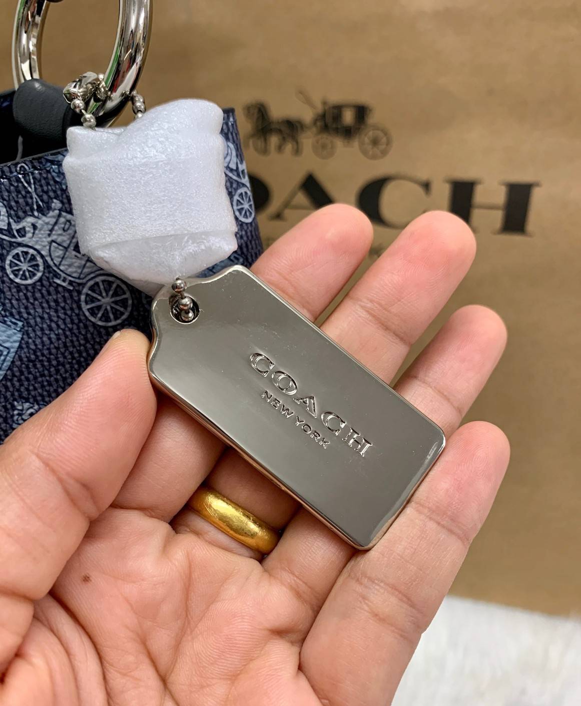 COACH TOWN BUCKET BAG WITH HORSE AND CARRIAGE PRINT ((2081-236)) 🔺กลับมาแล้ว ตามคำเรียกร้องค่ะ! กระเป๋าคล้องไหล่//สะพายข้างได้ วัสดุ pvc อย่างดี หนังนิ่มป่องพองตัวสวยงาม ลายรถม้าทั้งใบค่ะ ภายในกระเป๋าแบ่งเป็น2ช่องหลัก เปิดปิดแบบกระดุมแม่เหล็ก ภายใ