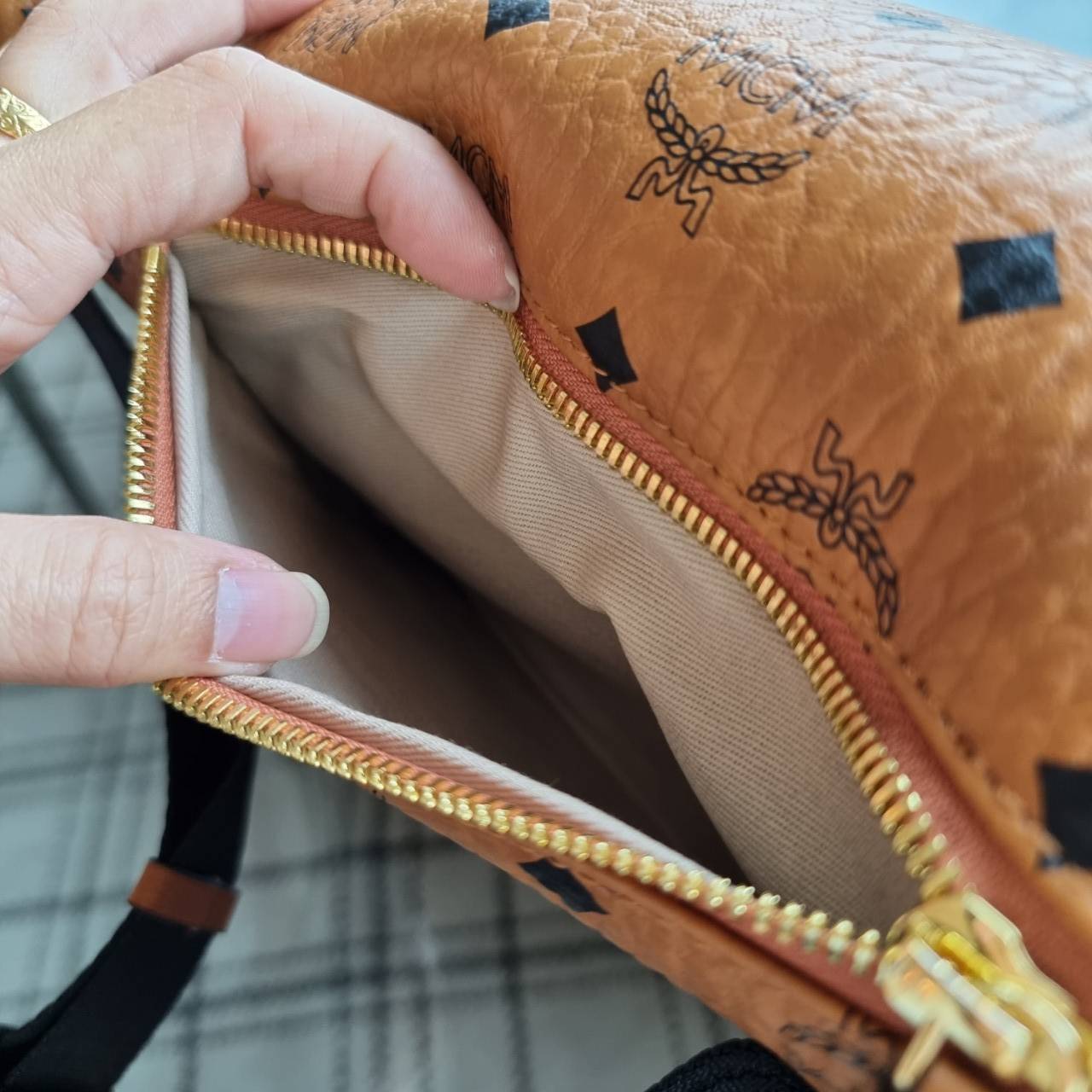 M.C.M FURSTEN BELT BAG IN VISETOS กระเป๋าคาดอกยอดฮิต หนุ่มๆสาวๆใช้ได้ไม่มีเบื่อ รุ่นขายดี ลายวิเซโต้เอกลักษณ์ ทั้งสปอร์ตและดูหรูในตัว ใช้งานง่าย ได้ทุกลุค วัสดุหนังแคนวาสคุณภาพดี มีช่องซิปหลัก และซิปด้านหลังกระเป๋า ภายในเป็นช่องโล่งบุผ้าซับอย่างดี รุ่น un