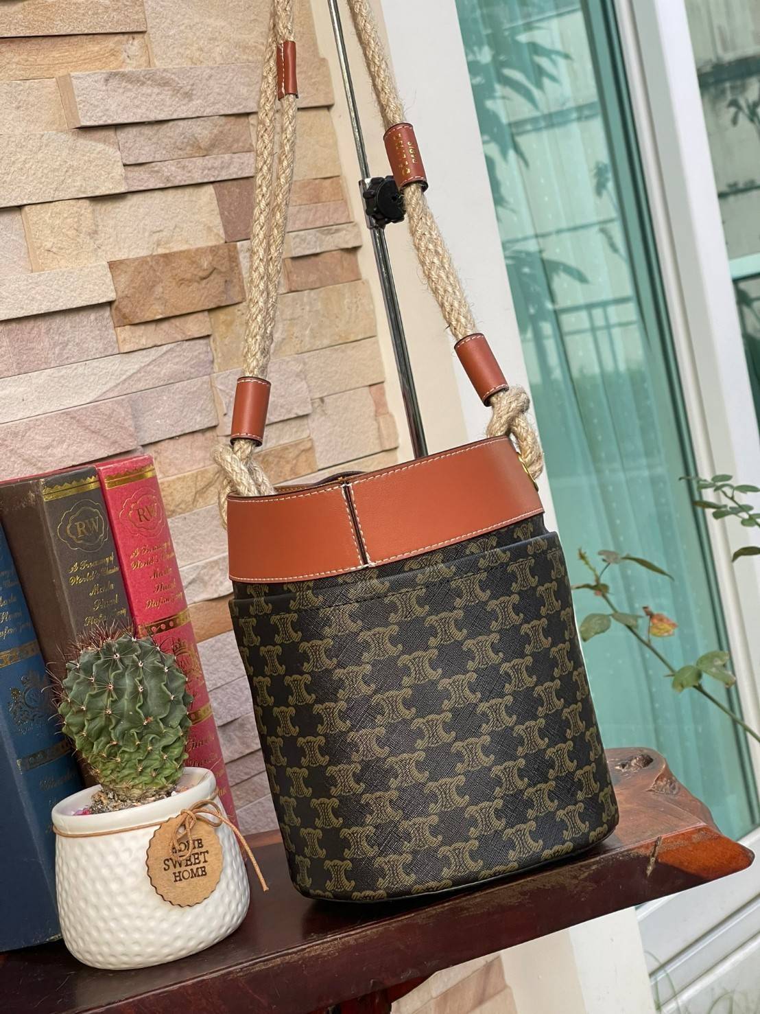 Celine Bucket Bag Canvas Original สำหรับ Collection นี้สะดุดตาด้วยหูสะพายที่มีความแข็งแรงถึงแม้จะใส่ของหนักก็ตาม สะท้อนความวินเทจผสมผสานดีไซน์กระเป๋าที่ทันสมัย ตอบโจทย์สาวหัวสมัยใหม่ที่เบื่อดีไซน์กระเป๋าสี่เหลี่ยมทรงเดิม ๆ แต่ก็ต้องการกระเป๋าที่มีดีไซน์สว