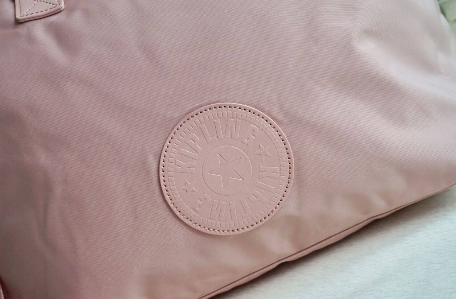 Kipling Tiram Handbag 2018!!! Kipling factory oem HK กระเป๋าสะพายใบใหญ่ วัสดุไนล่อนคุณภาพสูง กันน้ำ ระดับนึงเลยค่ะ สามารถถือได้ สะพายข้างได้ เปิดปิดกระ แบบซิปคู่ ภายในกระเป๋าโล่งกว้าง มีข่องซิป ช่องเล็ก และ ช่องขนาดกลางเสริมนวมให้ด้วยค่ะ พร้อมสายห้อยกุญแจ