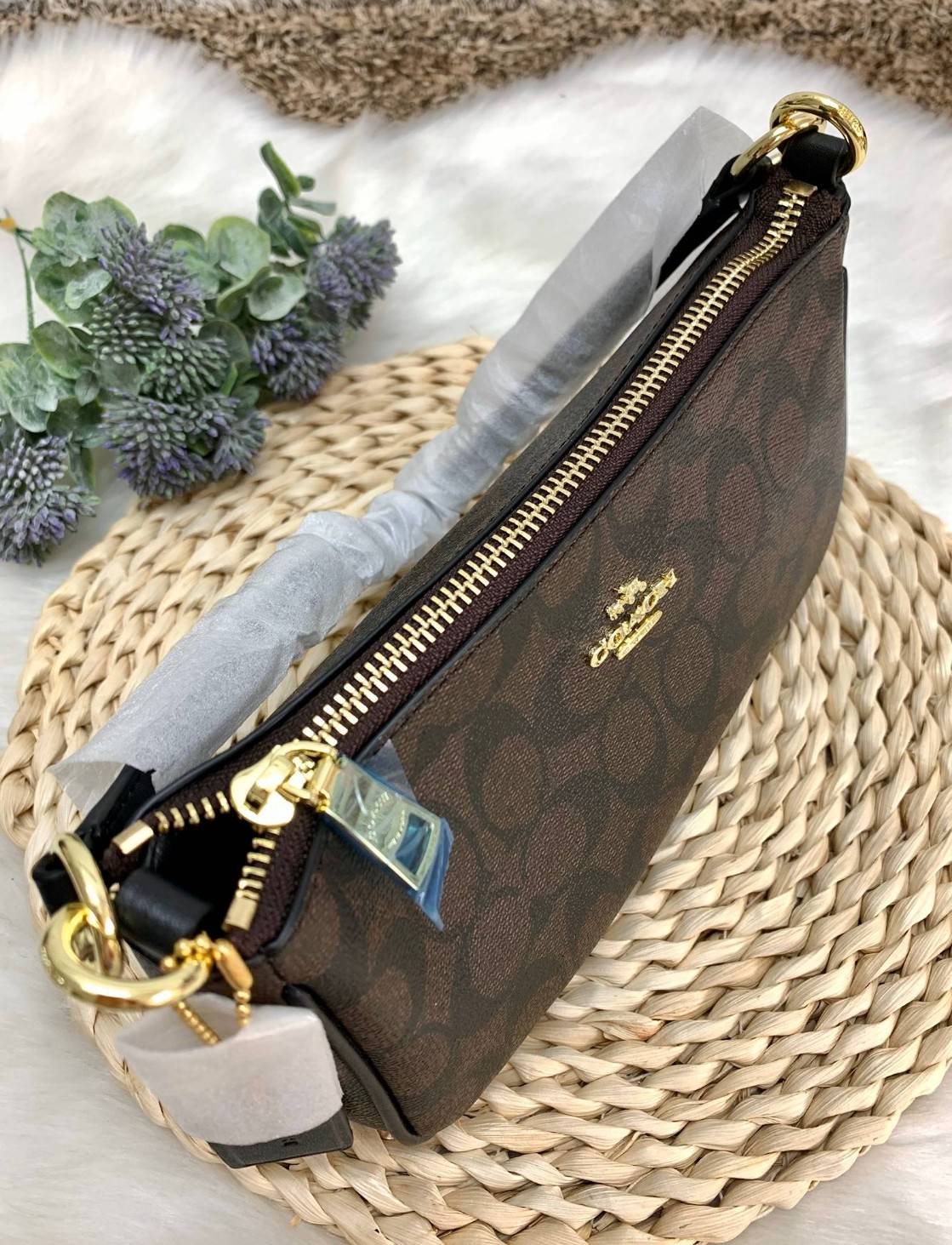 COACH HANDLE POUCH SIGNATURE BAG (รุ่นโลโก้อะไหล่ตัวเล็ก) กระเป๋าสะพาย หรือสะพายข้าง Crossbody ราคาสุดคุ้มค่ะ วัสดุ pvc อย่างดี ลาย C เปิดปิดกระเป๋าแบบซิป ภายในสามารถใส่กระเป๋าสตางค์ใบยาวขนาดปกติได้ ของอื่นๆจุค่ะ มีช่องเล็กใส่ของจุกจิก สายยาวถอดออกได้เลื่