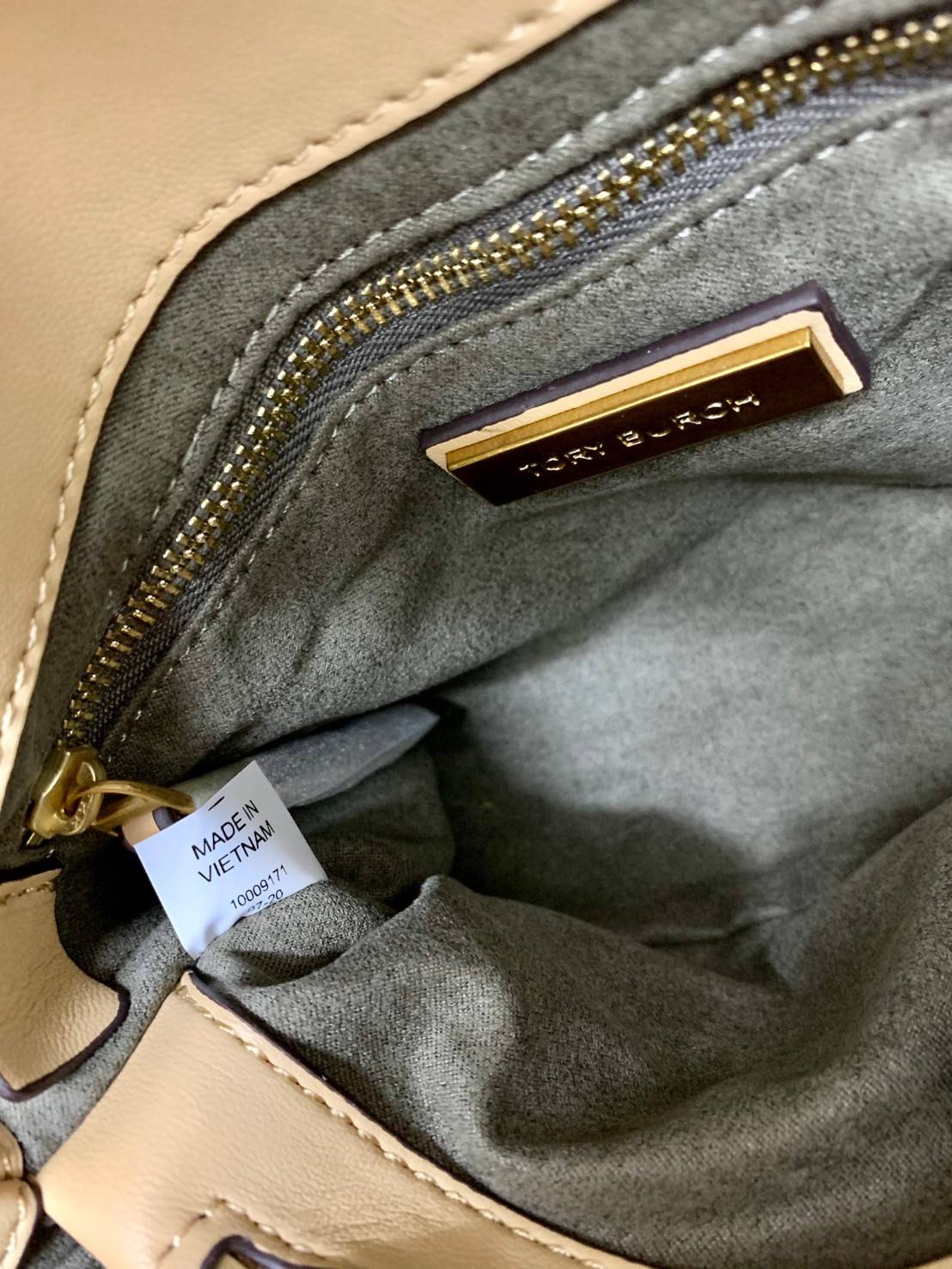 TORY BURCH KIRA QUILTED SMALL BAG พร้อมส่งที่ไทย ไม่ผิดหวังแน่นอนค่ะ! กระเป๋าหิ้วหรือสะพายข้างได้ วัสดุหนังแกะแท้ทั้งใบ ((หนังแกะจะมีคุณภาพดีเงานิ่มและแพงกว่าหนังวัวจ้า)) หนังนิ่มสวยงามมากๆค่ะ เปิดปิดกระเป๋าแบบหมุนล็อคแบบโลโก้แบรนด์ ใช้อะไหล่คลาสสิคดูหรูเ