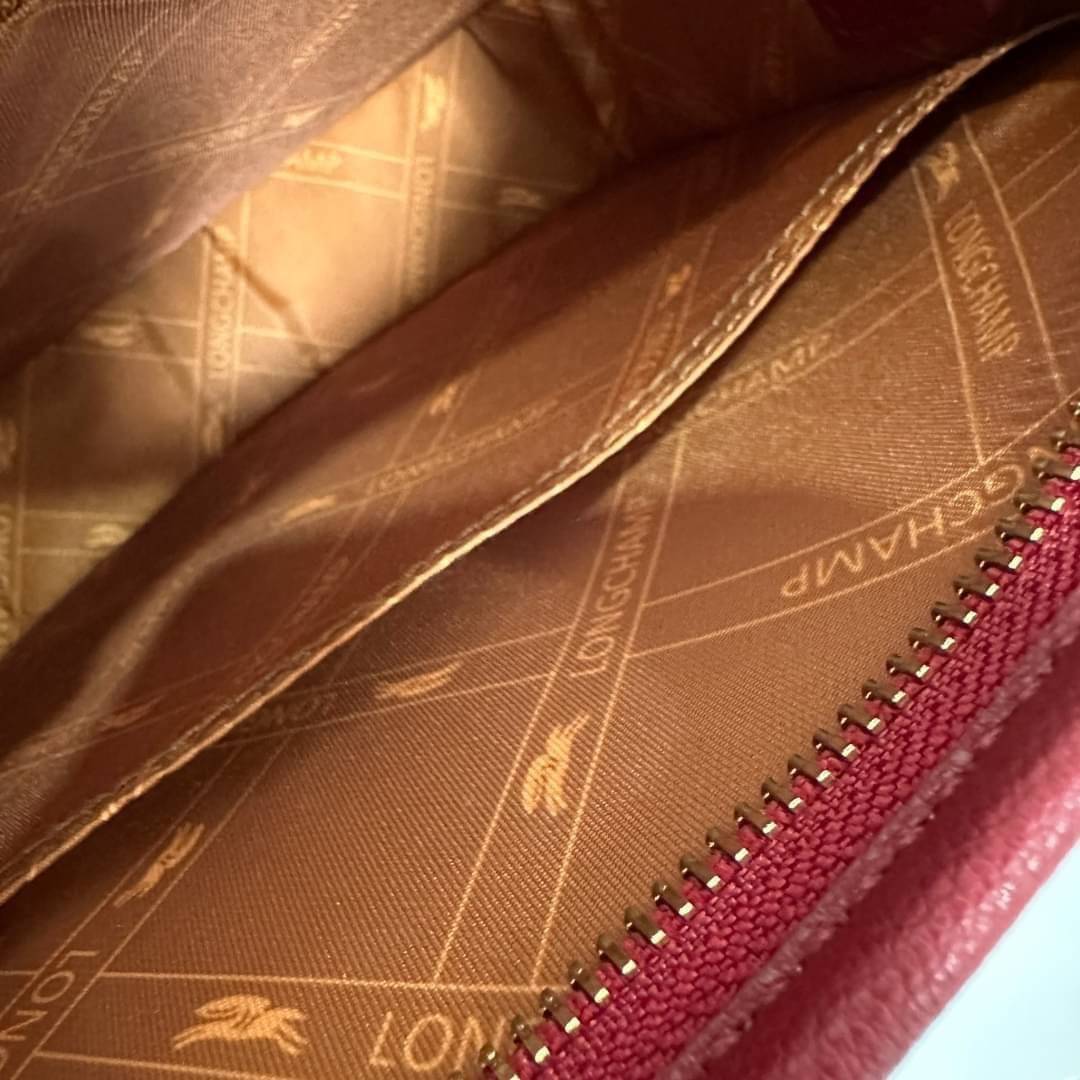 LONGCHAMP LE FOULONNÉ CROSSBODY BAG กระเป๋าสะพายที่เรียบง่ายและดูดี การออกแบบที่คล่องตัวของรุ่นนี้เหมาะอย่างยิ่งสำหรับผู้หญิงที่มีบุคลิกที่ต้องการกระเป๋าสไตล์แบบเรียบง่าย