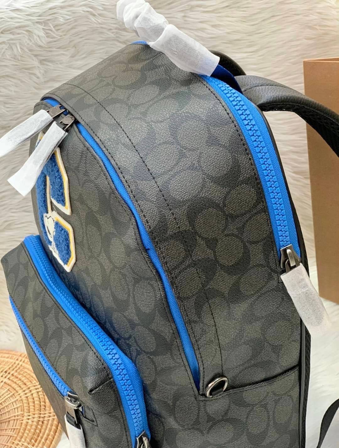 เป้รุ่นใหญ่ คู่ใจไปไหนไปกันค่าาา 🔺ใช้ได้ทั้งชาย//หญิง นะคะรุ่นนี้ Coach C5511 X Peanuts West Backpack In Signature Canvas With Varsity Patches 📌พร้อมส่ง! กระเป๋าสะพายหลังแบบมีหูหิ้ว หนังแท้อย่างดี หนังนิ่มมือดีมากค่ะ! 🌈จุดเด่นตรงด้