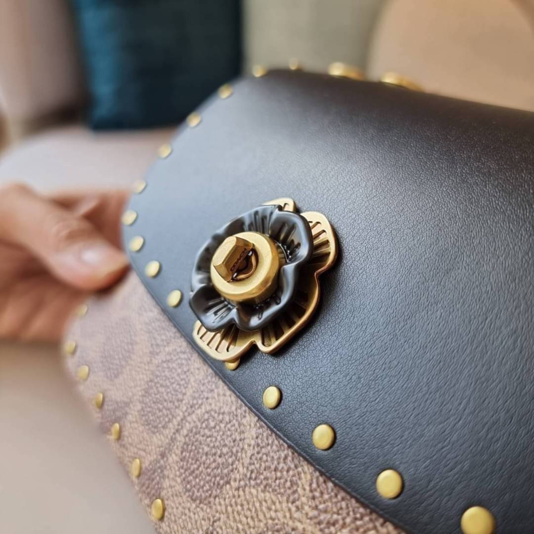 COACH C2462 MADISON SHOULDER BAG 16 IN SIGNATURE CANVAS WITH RIVETS (B4NQ4) กระเป๋าสะพายข้าง ไซส์กะทัดรัด พกพาง่าย น้ำหนักเบา ดีไซน์สวย โดดเด่นด้วยตัวล็อครูปดอกไม้ สีสันตกแต่งตัดกันกับลายซีอย่างลงตัว วัสดุหนังแคนวาสเคลือบลาย ภายในแบ่งสัดส่วนให้อย่างดี มาพ