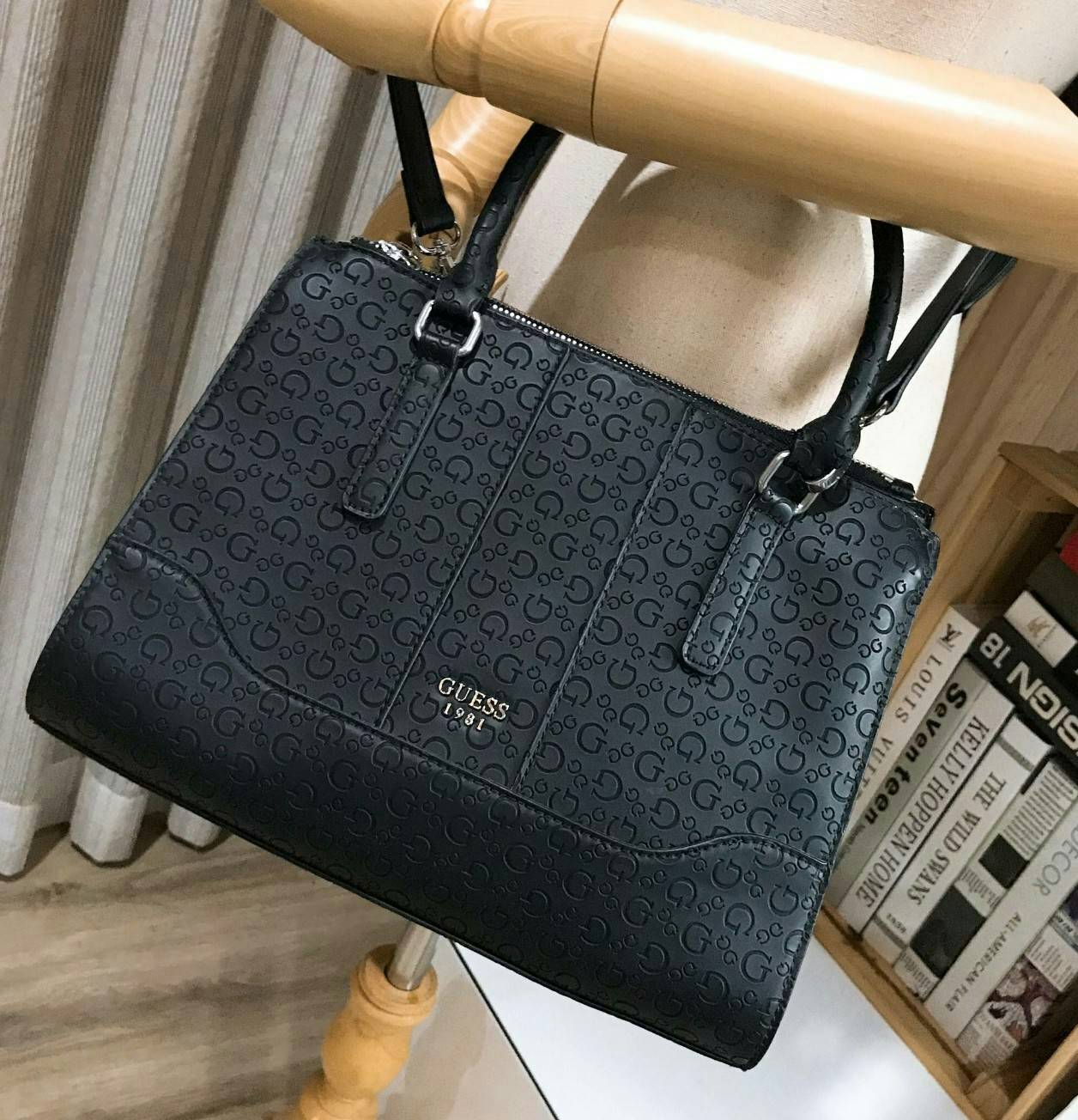 GUESS WOMAN SINGNATURE HANDBAG 2019 กระเป๋าสะพายรุ่นใหม่ล่าสุดจาก GUESS FACTORY หนังสวยอยู่ทรงปั้มลาย Singnature รอบใบ ด้านหน้าประดับโลโก้แบรนด์ ภายในมีโลโก้ ซับในลายแบรนด์ มีช่องแบ่งหลายช่องทั้งช่องซิปและช่องเล็ก ใส่ของแยกเป็นสัดส่วนสะดวกใช้ ขนาดกำลังดีส
