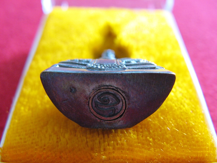 สินค้าหมดค่ะ พระกริ่งหลวงพ่อโสธร เนื้อทองแดงรมดำ รุ่น6 ขึ้นจากแม่น้ำ 246ปี ปี2559 วัดโสธรวรารามวรวิหาร พร้อมกล่องเดิมค่ะ