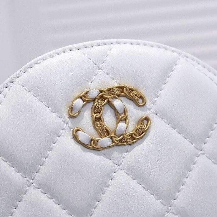 หนังแท้ VIP GIFT CHANEL Round Crossbody Bag กระเป๋าสะพายคาดลำตัวรุ่นนี้โดดเด่นด้วยรูปทรงกลมสุดชิค ขนาดกะทัดรัด พร้อมด้วยหนังกระเป๋าที่ทำจากหนังแท้คุณภาพดี รุ่นที่ตอบโจทย์และครองใจสาว ๆ ได้อย่างแท้จริง เนื่องจากมีดีไซน์เรียบหรู โดยทางแบรนด์ได้ใช้เทคนิคการเ