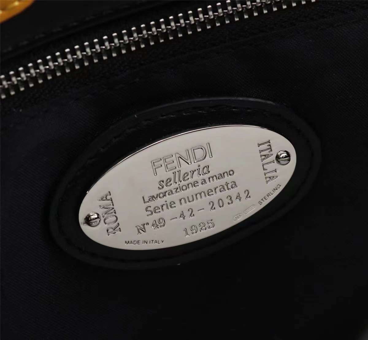 FENDI Monster Bag 36cm เกรดเทพออริจินอล กระเป๋ายอดนิยมของแบรนด์ ดีไซน์สวยเรียบหรูแฝงด้วยความเก๋ สามารถสะพายหรือถือ เหมาะสมกับวัยรุ่น สะดวกในการพกพาไม่ว่าสาว ๆ จะไปเที่ยวต่างจังหวัด ต่างประเทศหรือแม้กระทั่งทำกิจกรรมแอดเวนเจอร์ต่าง ๆ ก็ไม่ทำให้เกะกะแต่อย่าง