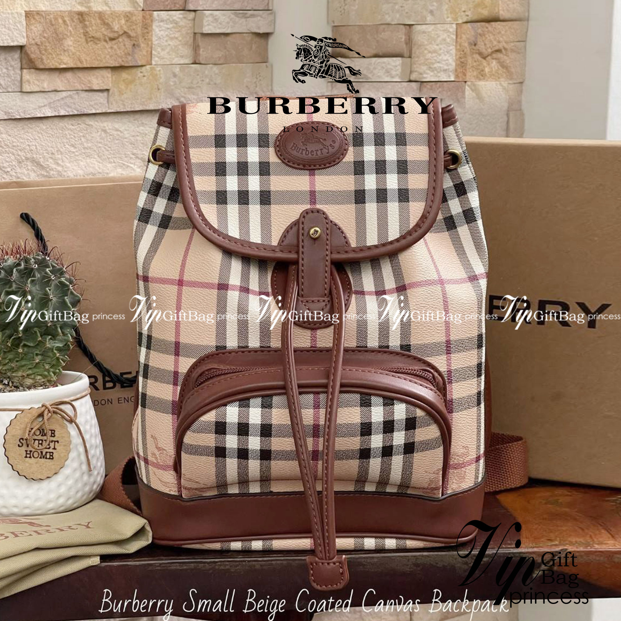 Burberry Small Beige Coated Canvas Backpack ไม่ว่าจะวันธรรมดาหรือวันไปเที่ยว เพียงแค่สะพายกระเป๋าเป้ใบนี้ติดตัวไปด้วย ก็เพิ่มความมีสไตล์ให้กับตัวเองได้แล้ว ด้วยรูปทรงและลายตารางอันเป็นสัญลักษณ์ของแบรนด์ สวยและแลดูคลาสสิค ด้วยความที่เป็นแบบสะพายกับไหล่ทั้ง