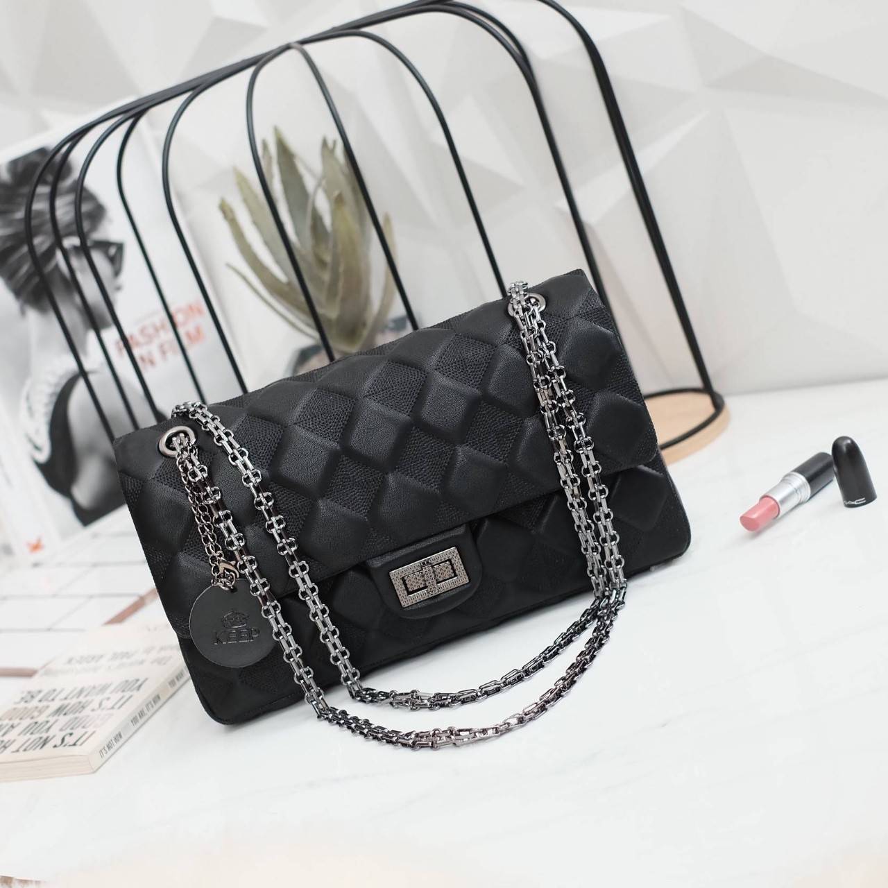 KEEP classic chain shoulder bag 👜 กระเป๋าทรงสวย คอลเลคชั่นใหม่ผลิตจากหนัง Microfiber สวย นิ่มมากๆ ทนทานกว่าเดิม !! ตัวกระเป๋าขนาดกำลังดี เย็บลายเเบบ Hand crafty สวย มีสไตล์สามารถใส่ กระเป๋าตังค์ยาว มือถือได้คะ สายโซ่อะไหล่ เทาดำ ดูคลาสสิคมาก ปรับไ